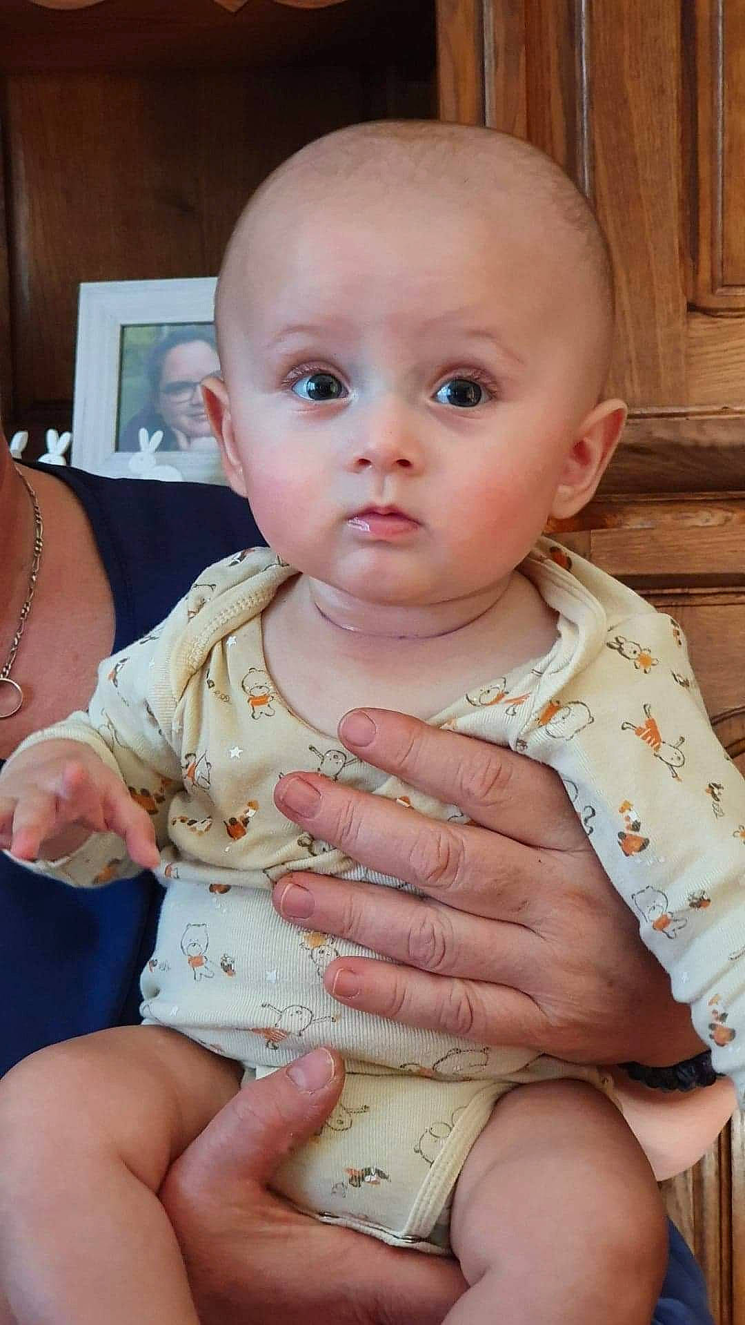 Emilien a rejoint le concours — aidez-le/la à gagner de superbes lots ! arm, baby, baby_toddler_clothing, cheek, chin, dress, eye, finger, gesture, hairstyle, hand, head, human_body, iris, lip, mouth, neck, nose, person, pink