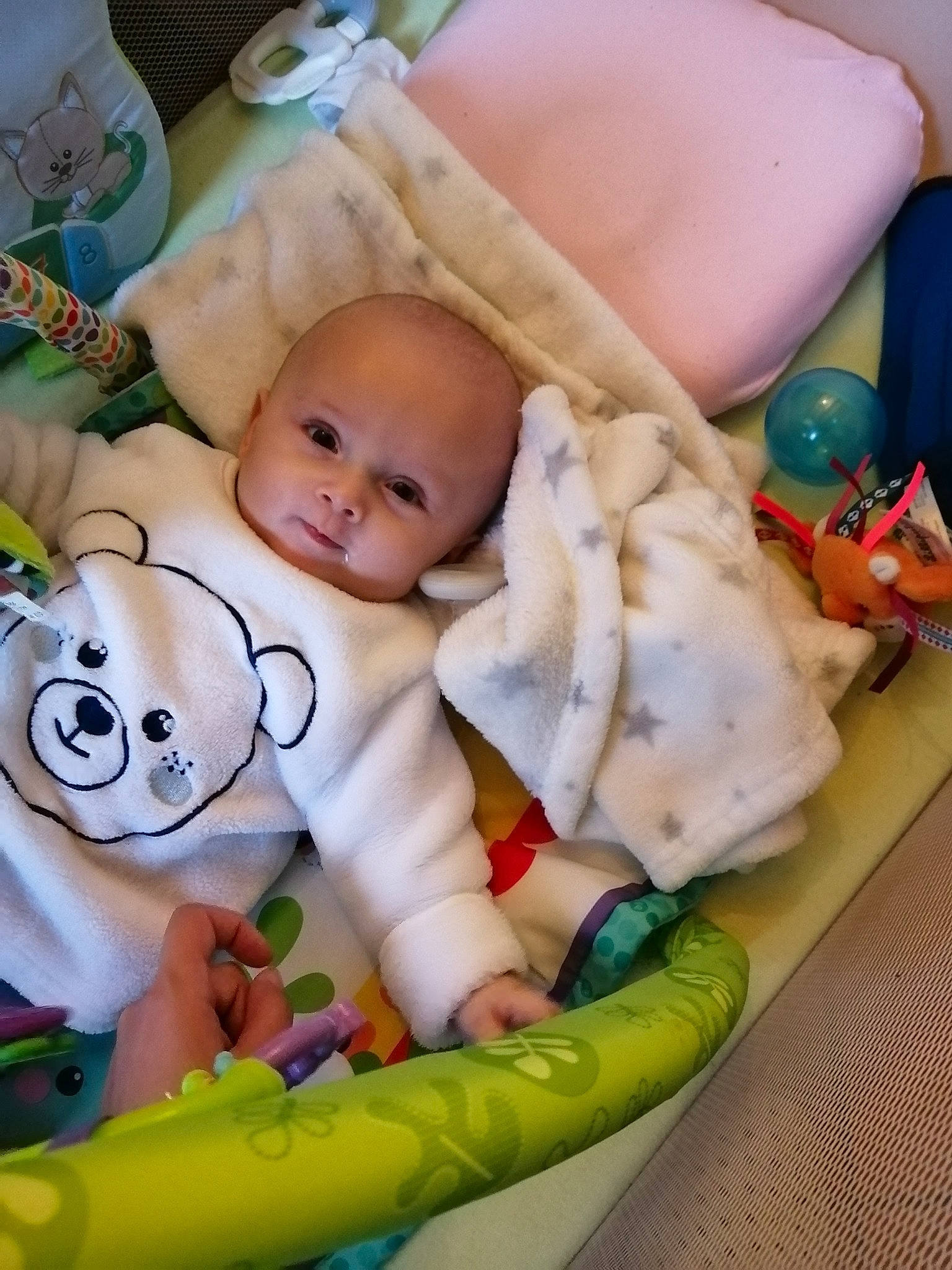 Emilien participe au concours pour gagner de l'argent avec cette photo : baby, baby_products, baby_safety, baby_sleeping, baby_toddler_clothing, baby_toys, bedtime, cheek, child, comfort, event, happy, linens, person, product, room, sitting, skin, smile, textile