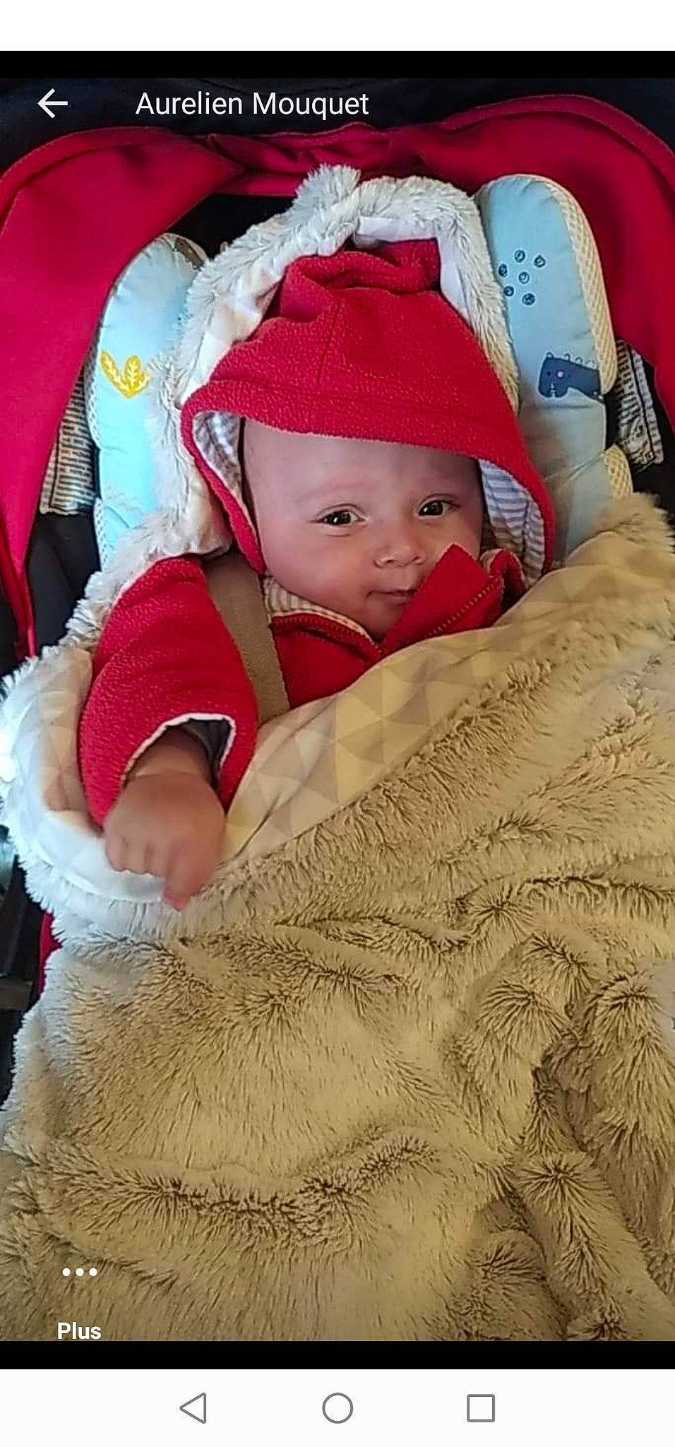 Emilien a rejoint le concours — aidez-le/la à gagner de superbes lots ! baby, baby_toddler_clothing, cap, carmine, cheek, child, comfort, face, fun, happy, headgear, headwear, human_body, linens, person, red, skin, sleeve, textile, toddler