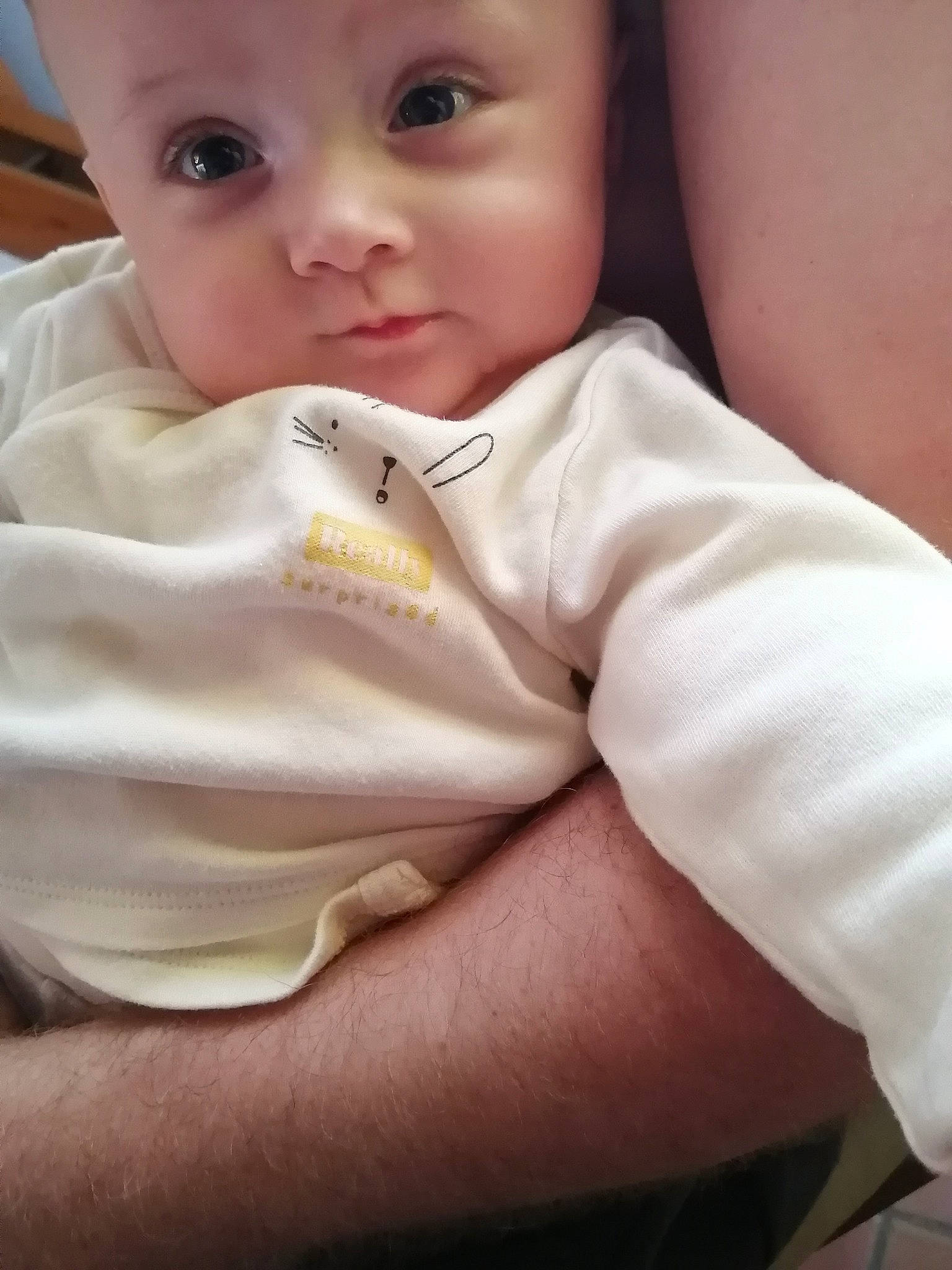 Emilien a rejoint le concours — aidez-le/la à gagner de superbes lots ! baby, baby_toddler_clothing, cheek, collar, comfort, eye, eyebrow, eyelash, finger, flash_photography, gesture, headwear, iris, lip, mouth, neck, nose, person, skin, sleeve