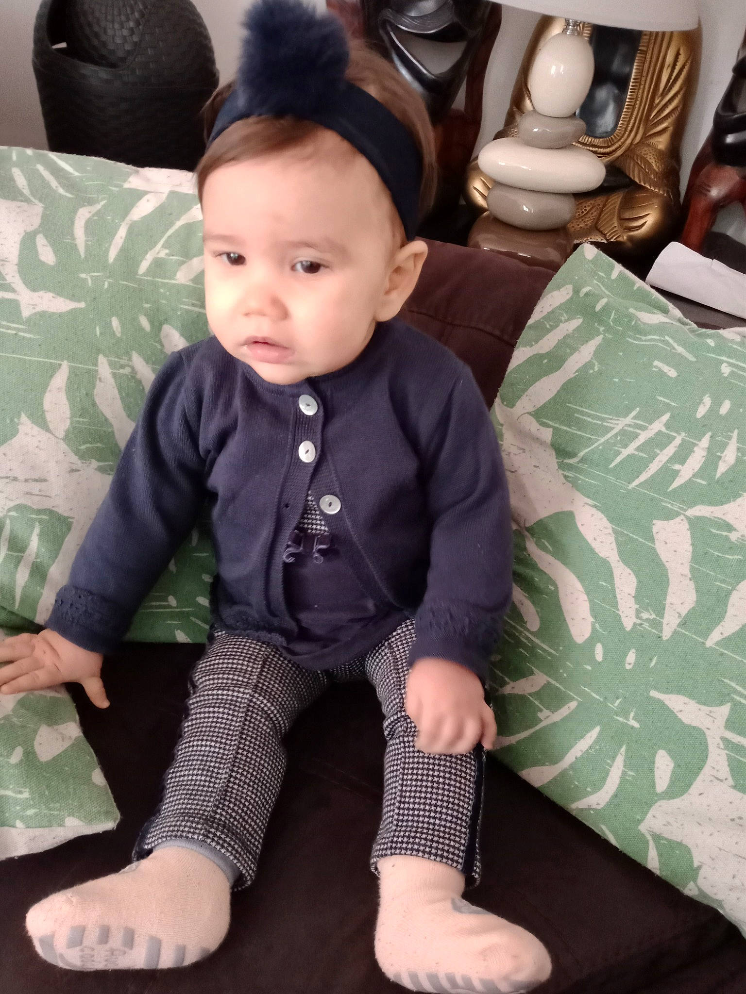 Nurya a rejoint le concours — aidez-le/la à gagner de superbes lots ! baby_toddler_clothing, black, comfort, finger, fun, head, human_body, joint, knee, lap, outerwear, person, sitting, skin, sleeve, sock, t_shirt, textile, thigh, toddler