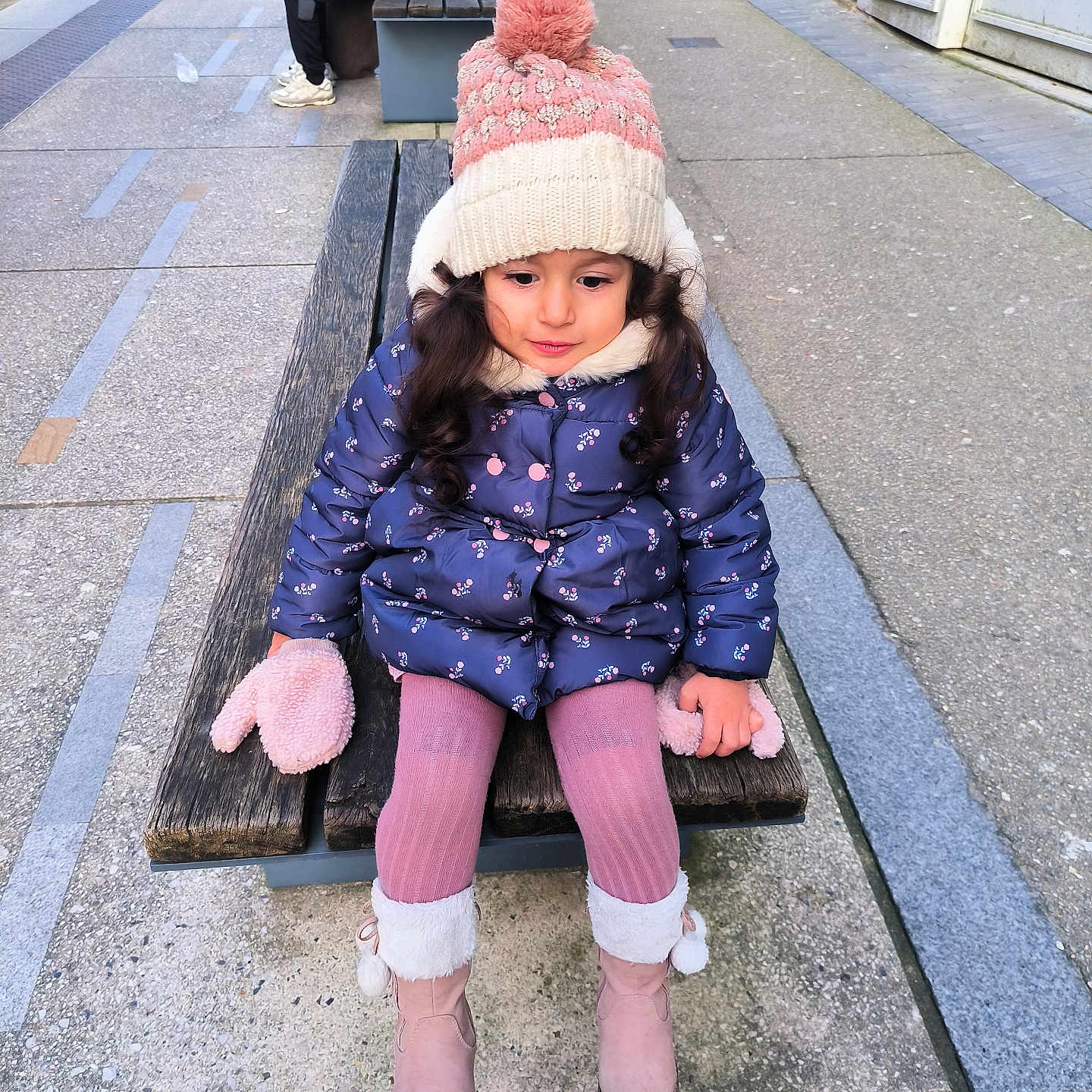Elina a rejoint le concours — aidez-le/la à gagner de superbes lots ! adult, bench, cap, child, clothing, coat, face, female, footwear, furniture, girl, glove, hat, male, man, pants, path, person, shoe, walkway