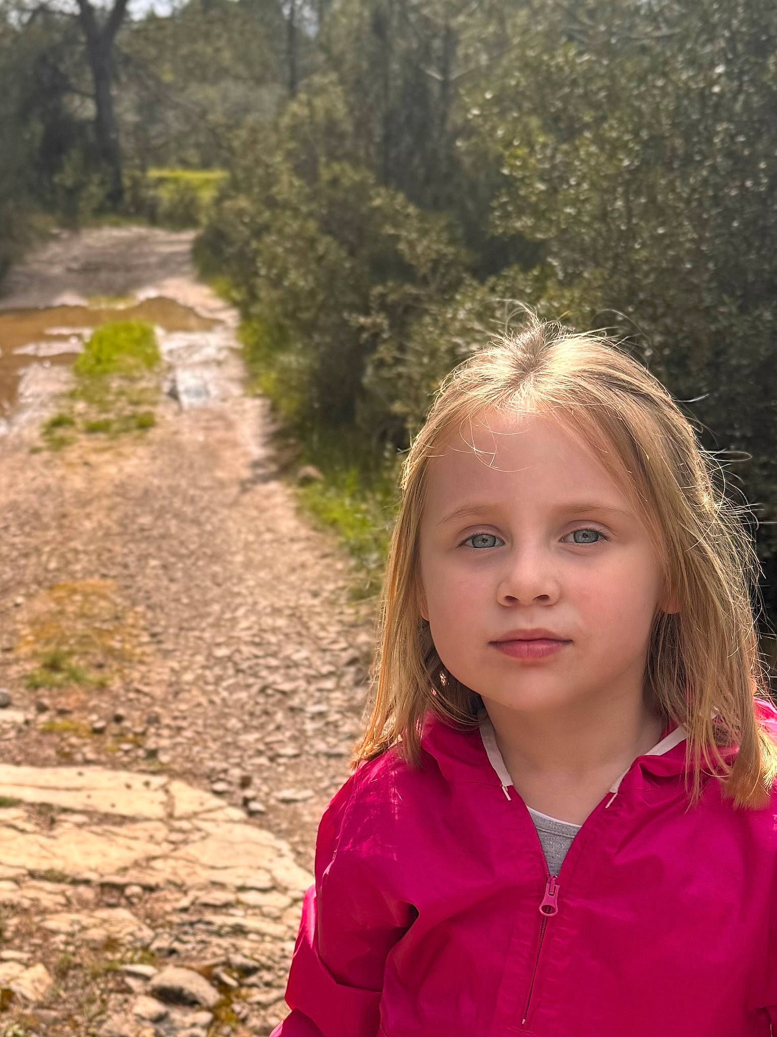 Emma a rejoint le concours — aidez-le/la à gagner de superbes lots ! blond, brown_hair, child, eye, forest, fun, grass, happy, iris, landscape, leaf, leisure, lip, people_in_nature, person, plant, road, soil, toddler, trail