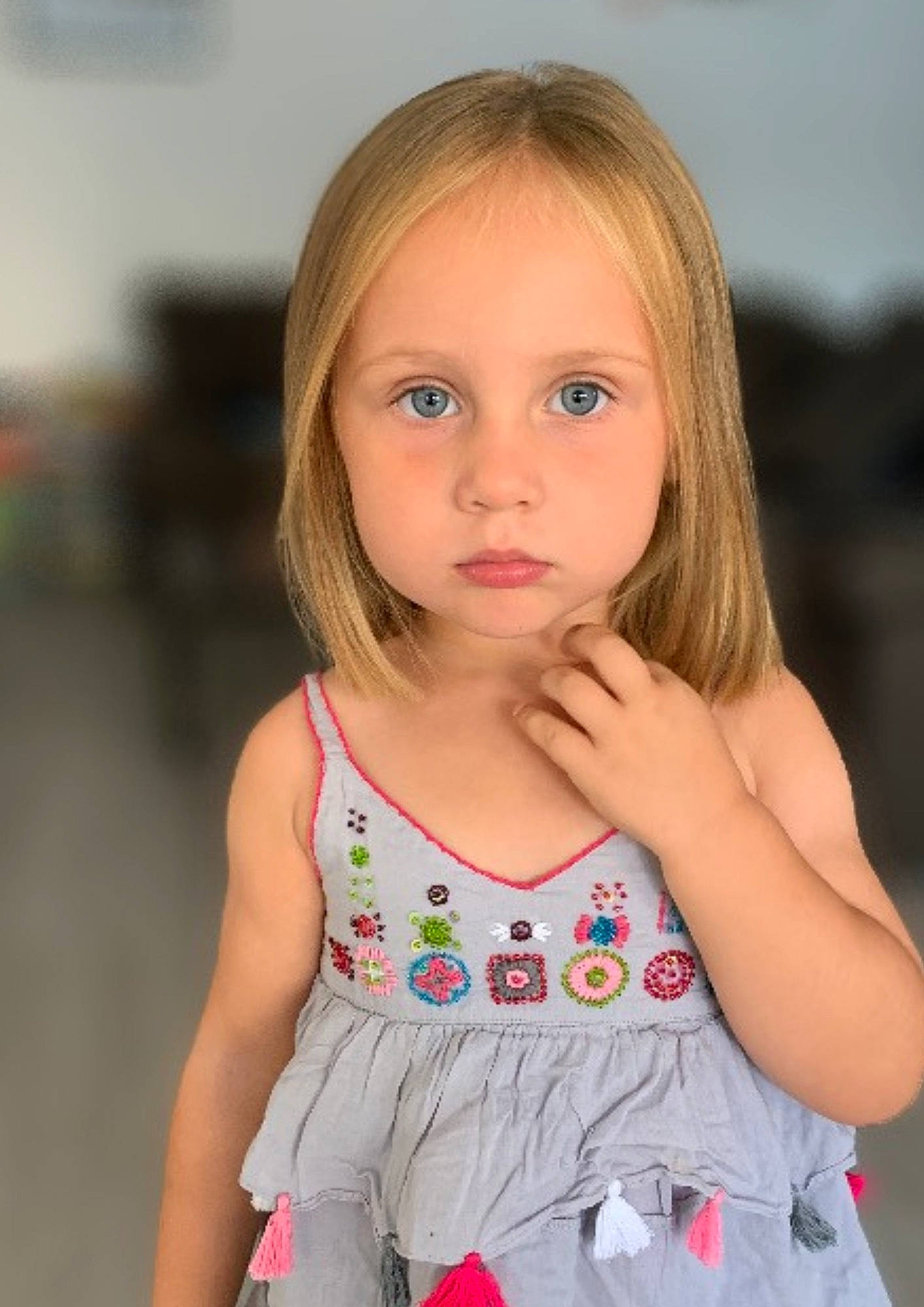 Emma participe au concours pour gagner de l'argent avec cette photo : baby_toddler_clothing, beauty, blond, cheek, child, child_model, day_dress, eyelash, facial_expression, fun, grass, happy, pattern, person, portrait_photography, skin, sleeve, t_shirt, toddler, vacation