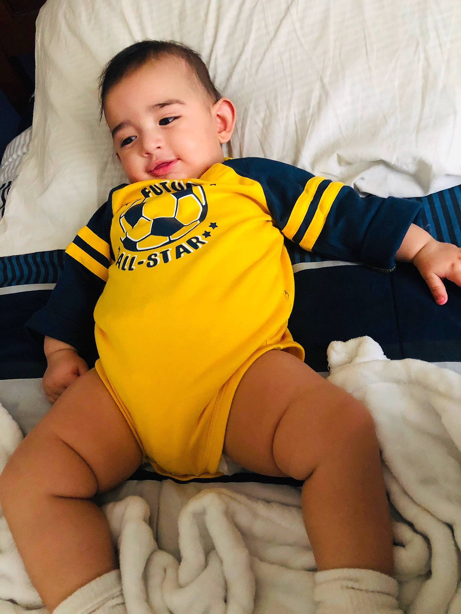 Abraham is registered to the contest to win money with this photo: baby, baby_toddler_clothing, child, human_leg, knee, leg, person, sitting, skin, thigh, toddler, yellow