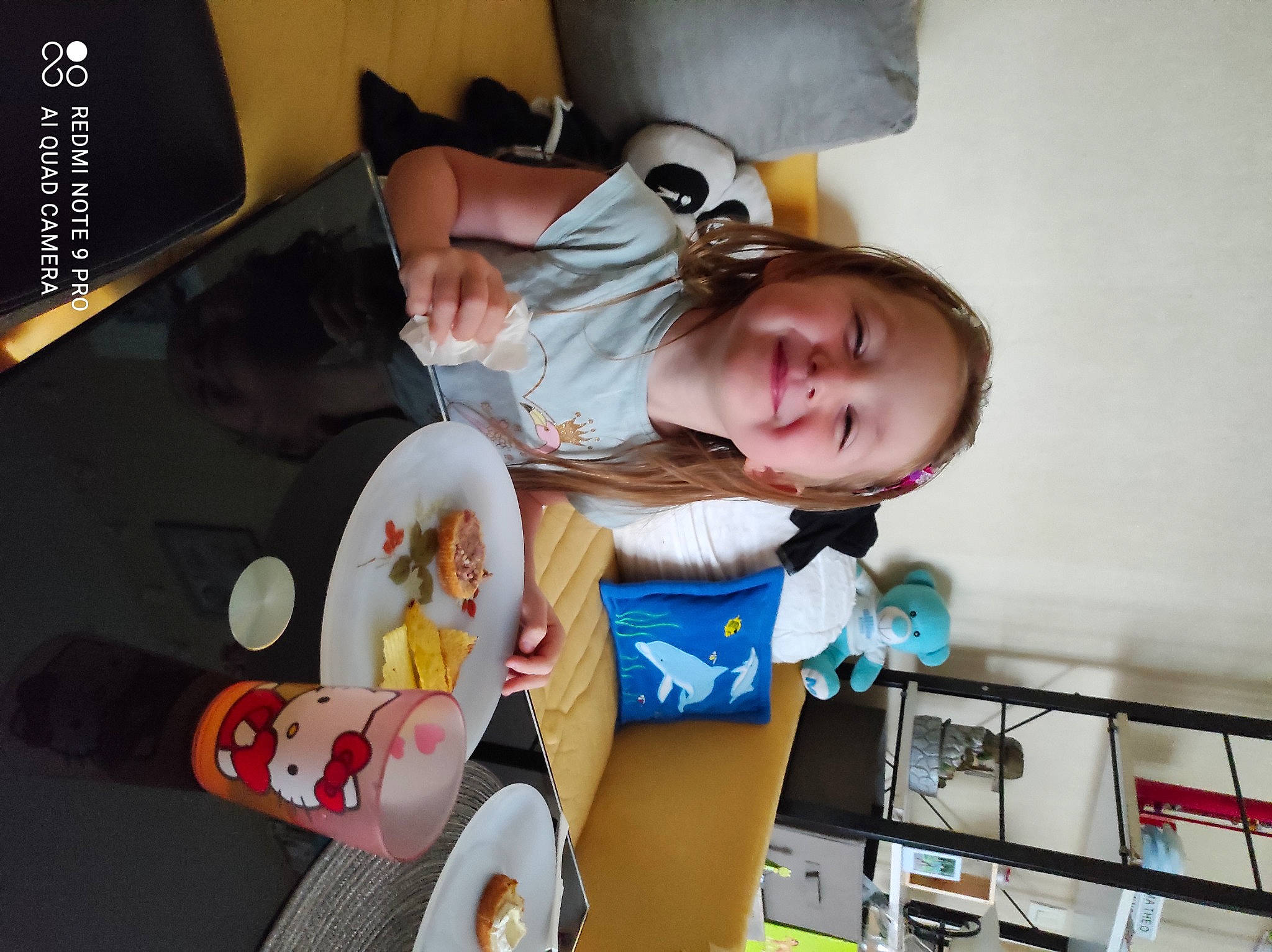 Enora a rejoint le concours — aidez-le/la à gagner de superbes lots ! baby, child, comfort, comfort_food, fun, happy, joy, person, room, smile, tableware, toddler, toy