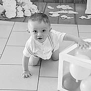 Lélyo a rejoint le concours — aidez-le/la à gagner de superbes lots ! baby, child, crawling, balloons, cube, floor, tile, curious, white_shirt, suspenders, indoor, playful, young_child, person, monochrome, black_and_white, hand, face, eyes, expression