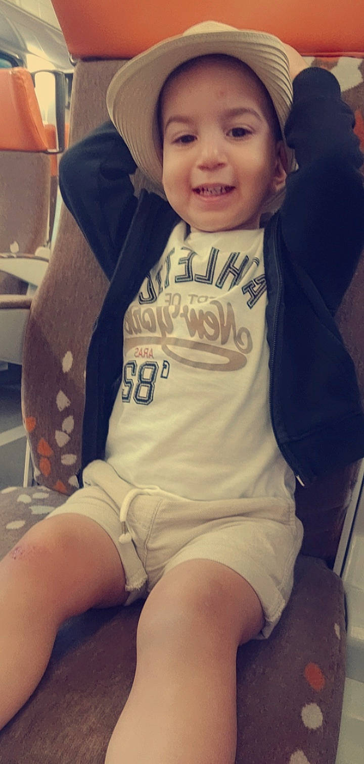 Imran a rejoint le concours — aidez-le/la à gagner de superbes lots ! baby_toddler_clothing, clothing, comfort, cool, eyebrow, face, finger, hairstyle, happy, head, headwear, joy, neck, outerwear, person, shorts, sleeve, smile, sportswear, t_shirt