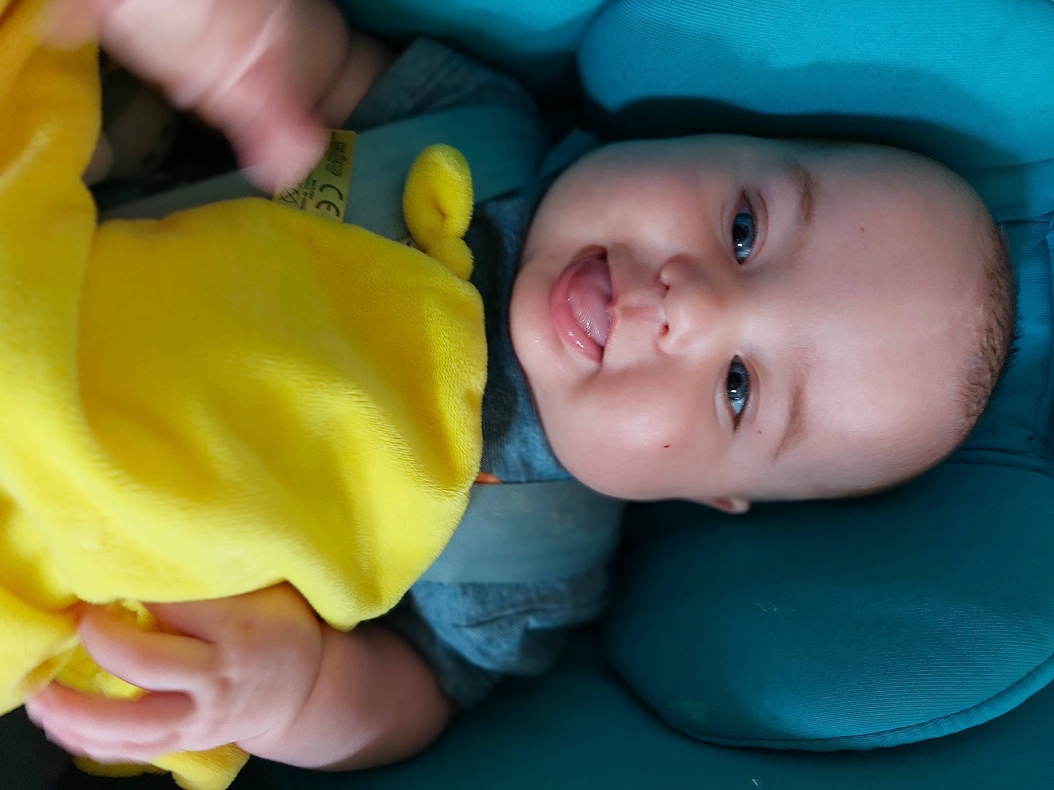 Maé a rejoint le concours — aidez-le/la à gagner de superbes lots ! baby, baby_toddler_clothing, blue, cheek, eye, eyebrow, finger, gesture, hand, happy, headgear, human_body, iris, lip, mouth, nose, person, skin, smile, toddler