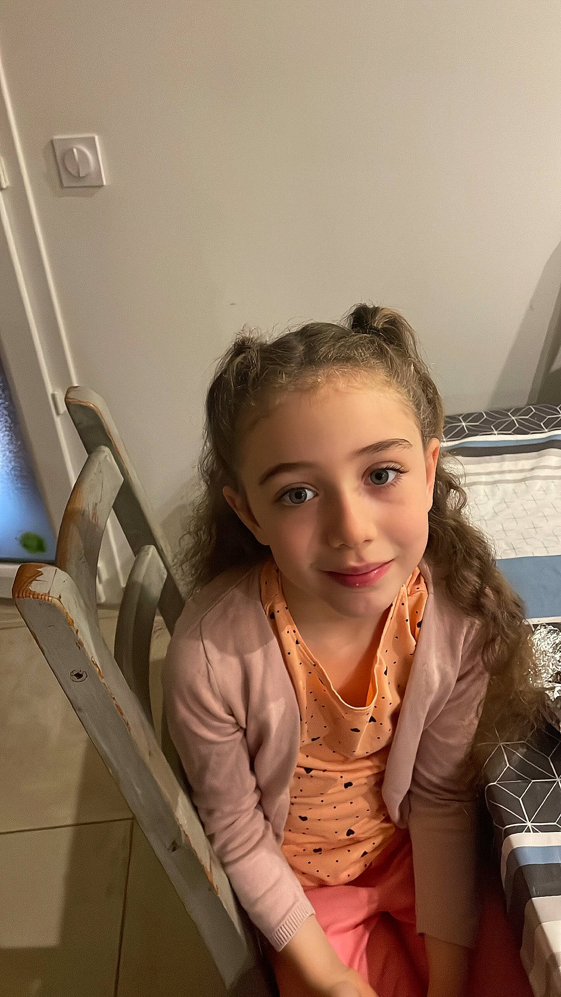 Mia participe au concours pour gagner de l'argent avec cette photo : blond, brown_hair, chair, child, eyebrow, face, fashion_design, flooring, fun, happy, joy, lip, long_hair, mammal, mouth, person, shoulder, sitting, skin, standing