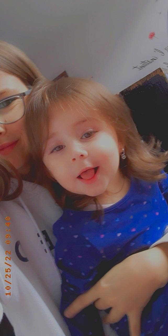 Eléa participe au concours pour gagner de l'argent avec cette photo : baby_toddler_clothing, blond, brown_hair, cheek, child, eye, face, fun, gesture, hair, hairstyle, happy, head, iris, lip, nose, person, skin, sleeve, smile