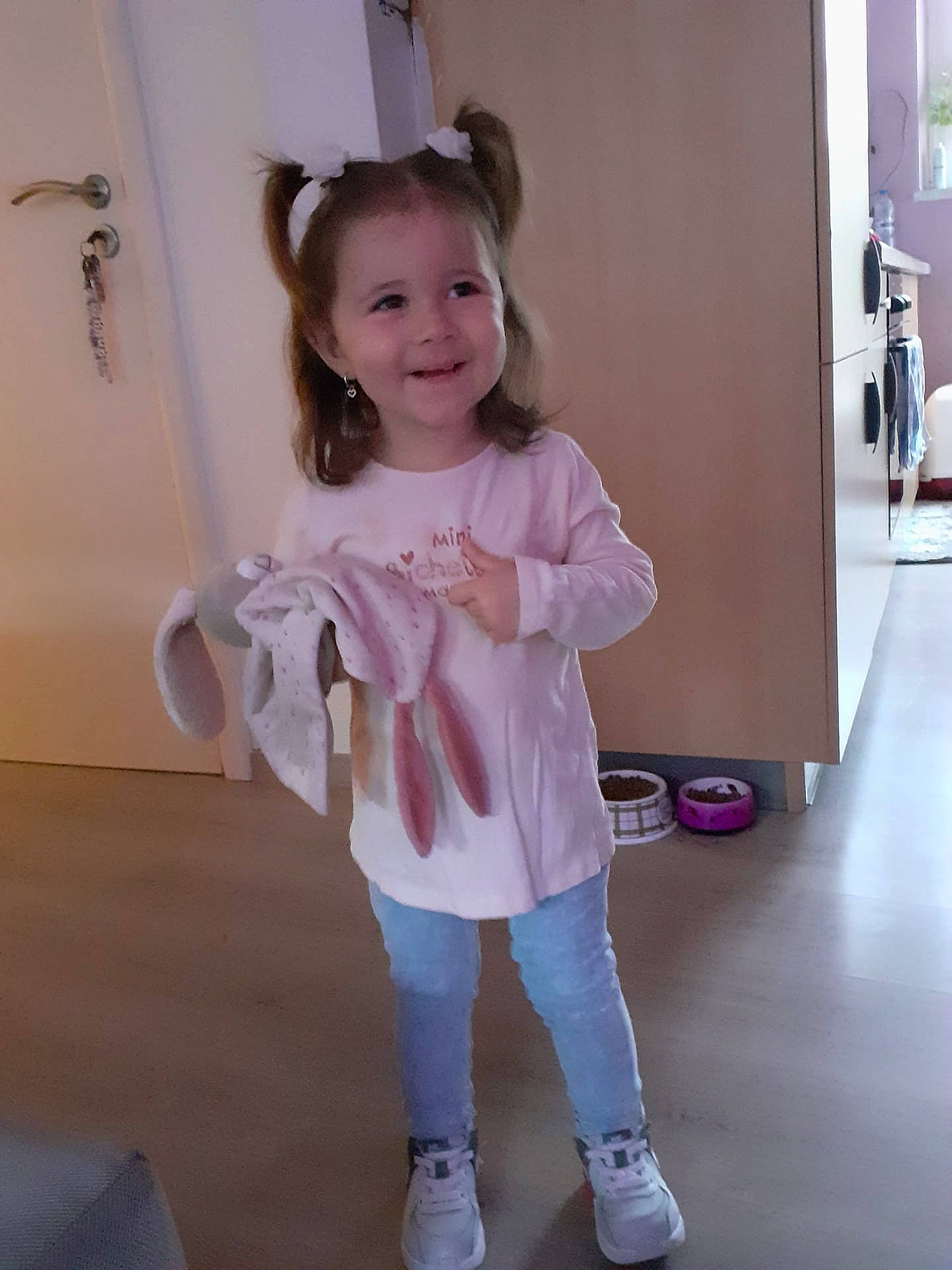 Eléa participe au concours pour gagner de l'argent avec cette photo : baby_toddler_clothing, blond, child, event, flooring, fun, happy, hardwood, human_leg, iris, joy, knee, magenta, person, pink, purple, sleeve, smile, sock, sportswear