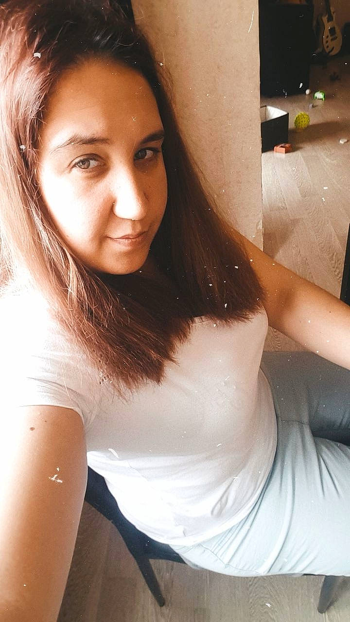 Emma a rejoint le concours — aidez-le/la à gagner de superbes lots ! arm, beauty, black_hair, brown_hair, cheek, chest, eye, eyebrow, face, forehead, hair, hair_coloring, hairstyle, lip, long_hair, nose, person, photography, selfie, skin