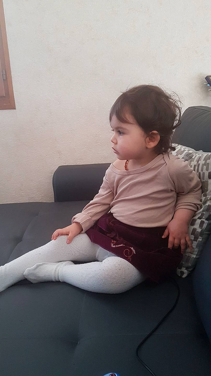 Emma a rejoint le concours — aidez-le/la à gagner de superbes lots ! arm, baby, cheek, child, ear, hand, joint, knee, leg, person, shoe, shoulder, sitting, skin, thigh, tights, toddler
