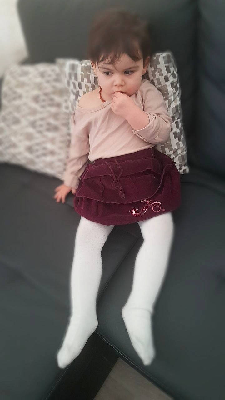 Emma a rejoint le concours — aidez-le/la à gagner de superbes lots ! arm, baby, cheek, child, footwear, human_body, human_leg, joint, knee, leg, leggings, pantyhose, person, pink, shoe, shoulder, sitting, skin, thigh, tights