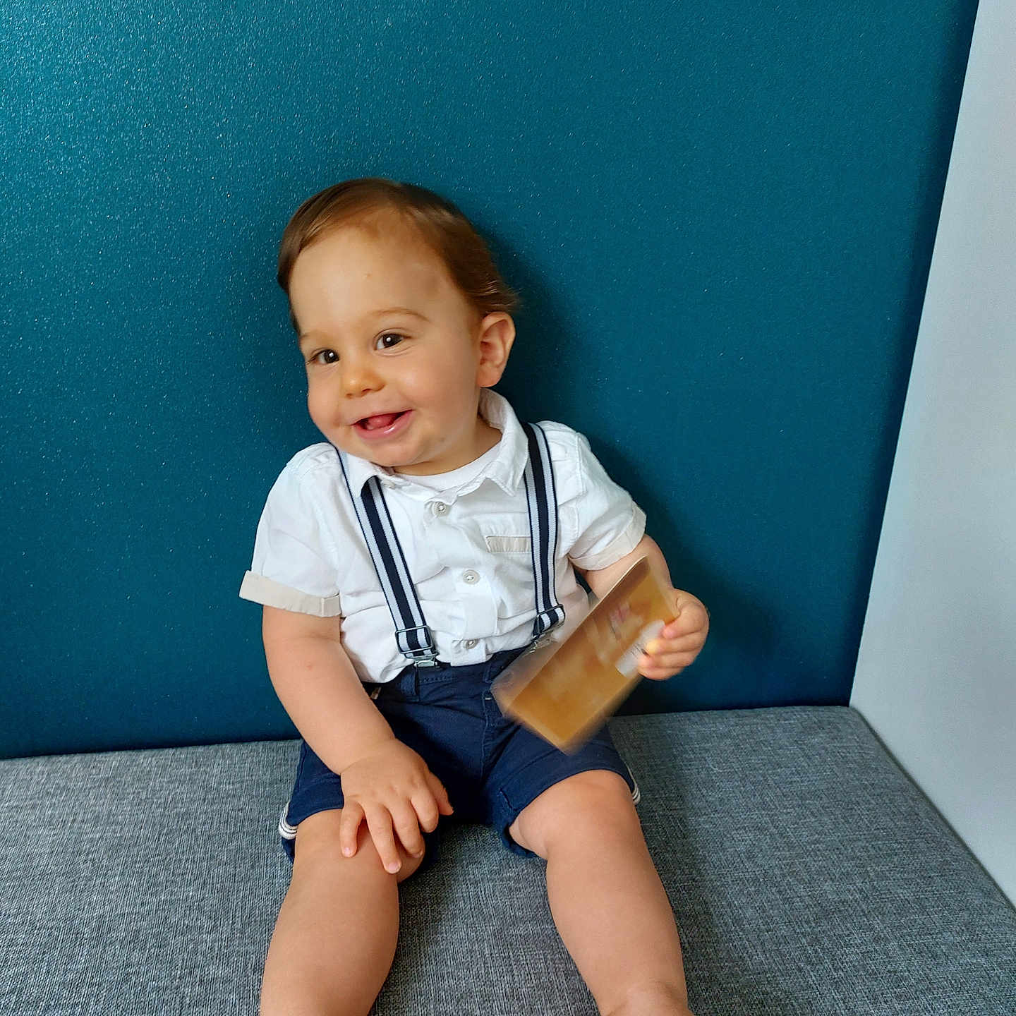 Ewenn a rejoint le concours — aidez-le/la à gagner de superbes lots ! accessories, arm, baby, bodypart, clothing, face, finger, hand, happy, head, jeans, pants, person, photography, portrait, shorts, sitting, sleeve, smile, suspenders