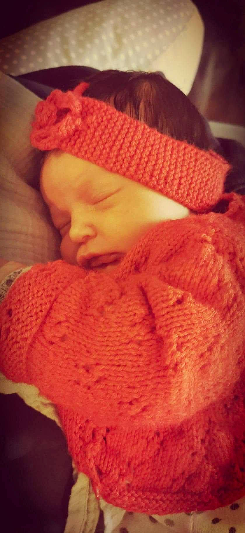 Milla a rejoint le concours — aidez-le/la à gagner de superbes lots ! beanie, bonnet, cheek, craft, creative_arts, crochet, hair_accessory, headband, headgear, knit_cap, knitting, lip, peach, person, photography, sweater, textile, thread, wool, woolen