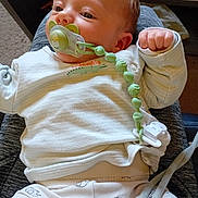 Dario participe au concours pour gagner de l'argent avec cette photo : baby, infant, pacifier, clothing, pajamas, hand, face, skin, person, resting, indoor, comfort, cute, small, young, lying_down, fabric, soft, relaxed, child