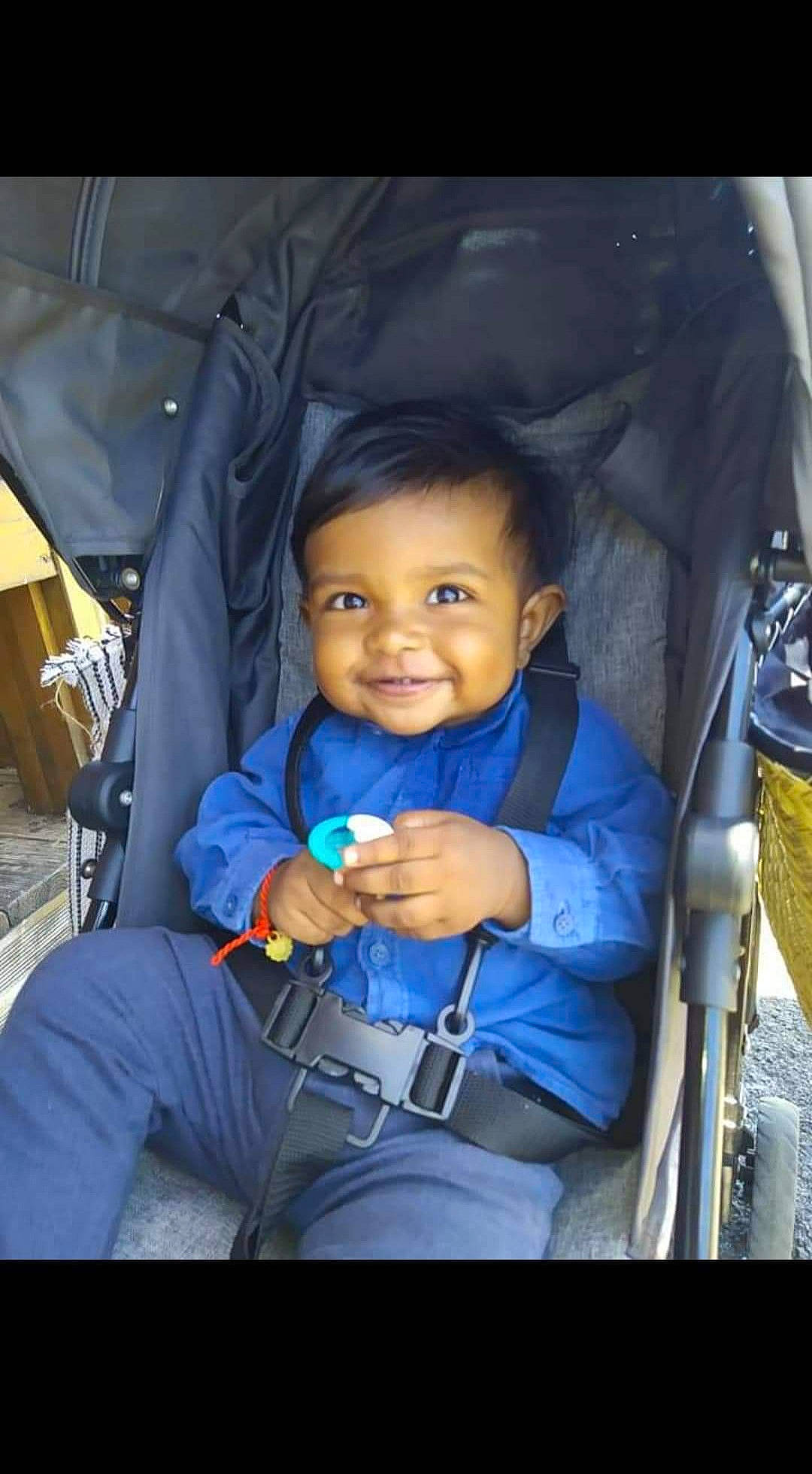 Janagan participe au concours pour gagner de l'argent avec cette photo : baby, baby_carriage, baby_products, car_seat, chair, child, comfort, cool, electric_blue, eye, flash_photography, fun, happy, iris, joy, leisure, person, sitting, skin, smile