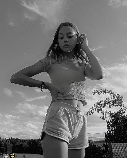 Margot a rejoint le concours — aidez-le/la à gagner de superbes lots ! abdomen, beauty, black_and_white, flash_photography, leg, long_hair, model, monochrome, monochrome_photography, muscle, person, photo_shoot, photograph, photography, sky, smile, style, thigh, trunk, waist