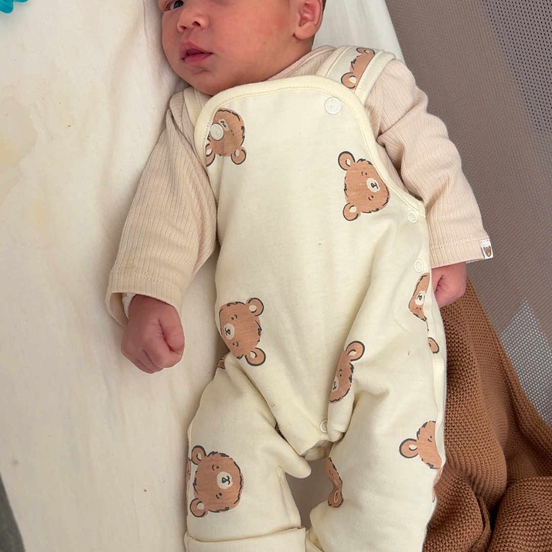 Mayronn participe au concours pour gagner de l'argent avec cette photo : baby, newborn, infant, pajamas, bear_pattern, socks, blanket, pacifier, bed, sleeping_area, cute, cozy, soft, clothing, person, portrait, indoors, resting, child, newborn_baby