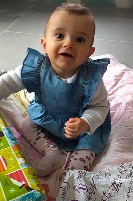 élise participe au concours pour gagner de l'argent avec cette photo : baby, baby_products, baby_toddler_clothing, cheek, child, comfort, eye, face, flooring, fun, happy, iris, linens, pattern, person, sitting, skin, sleeve, smile, sock
