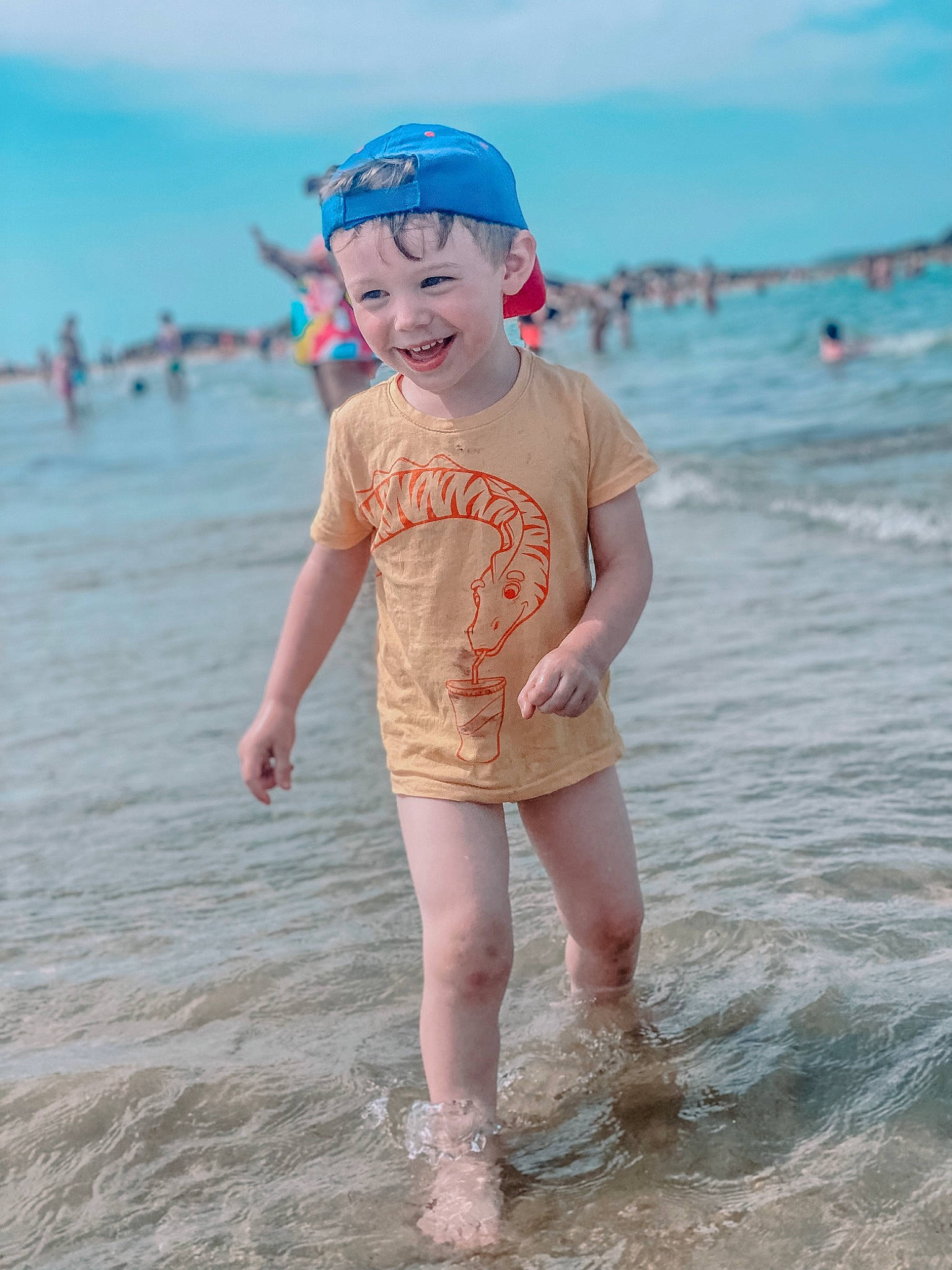 Tyméo participe au concours pour gagner de l'argent avec cette photo : beach, cloud, coast, coastal_and_oceanic_landforms, fun, happy, headwear, holiday, horizon, joy, leisure, ocean, people_on_beach, person, sand, shore, sky, sleeve, smile, summer