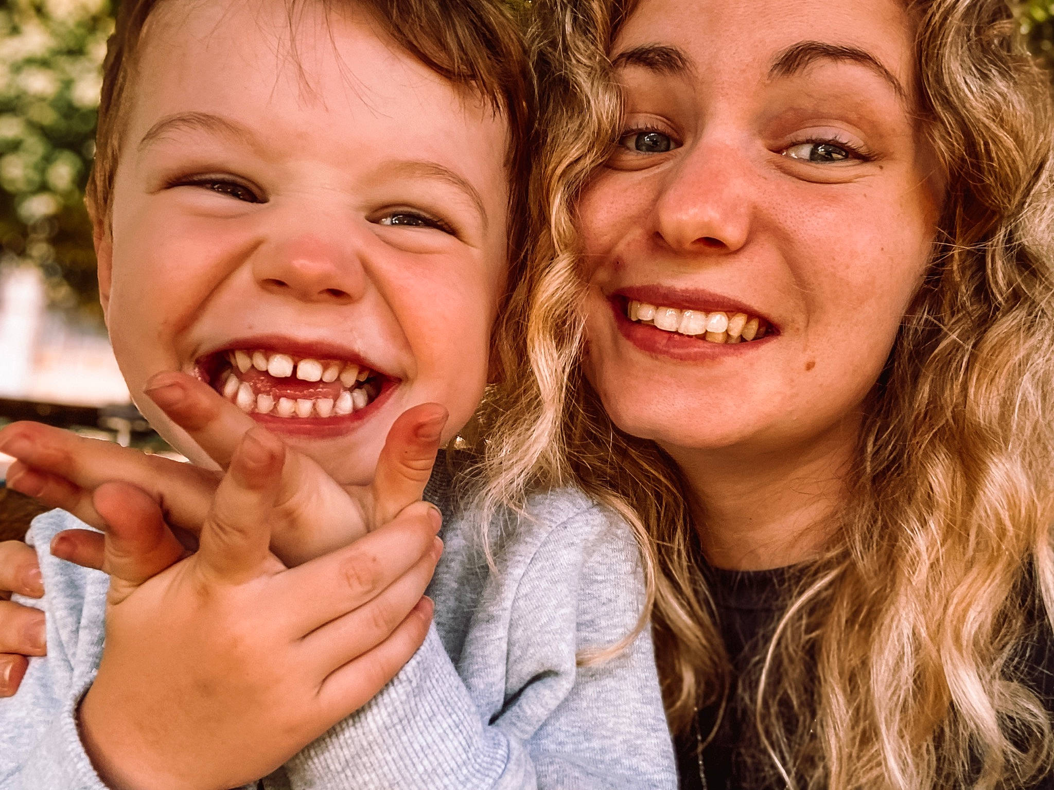 Tyméo participe au concours pour gagner de l'argent avec cette photo : chin, face, finger, fun, gesture, grass, hand, happy, iris, joy, leisure, lip, mouth, nose, people_in_nature, person, plant, skin, smile, toddler