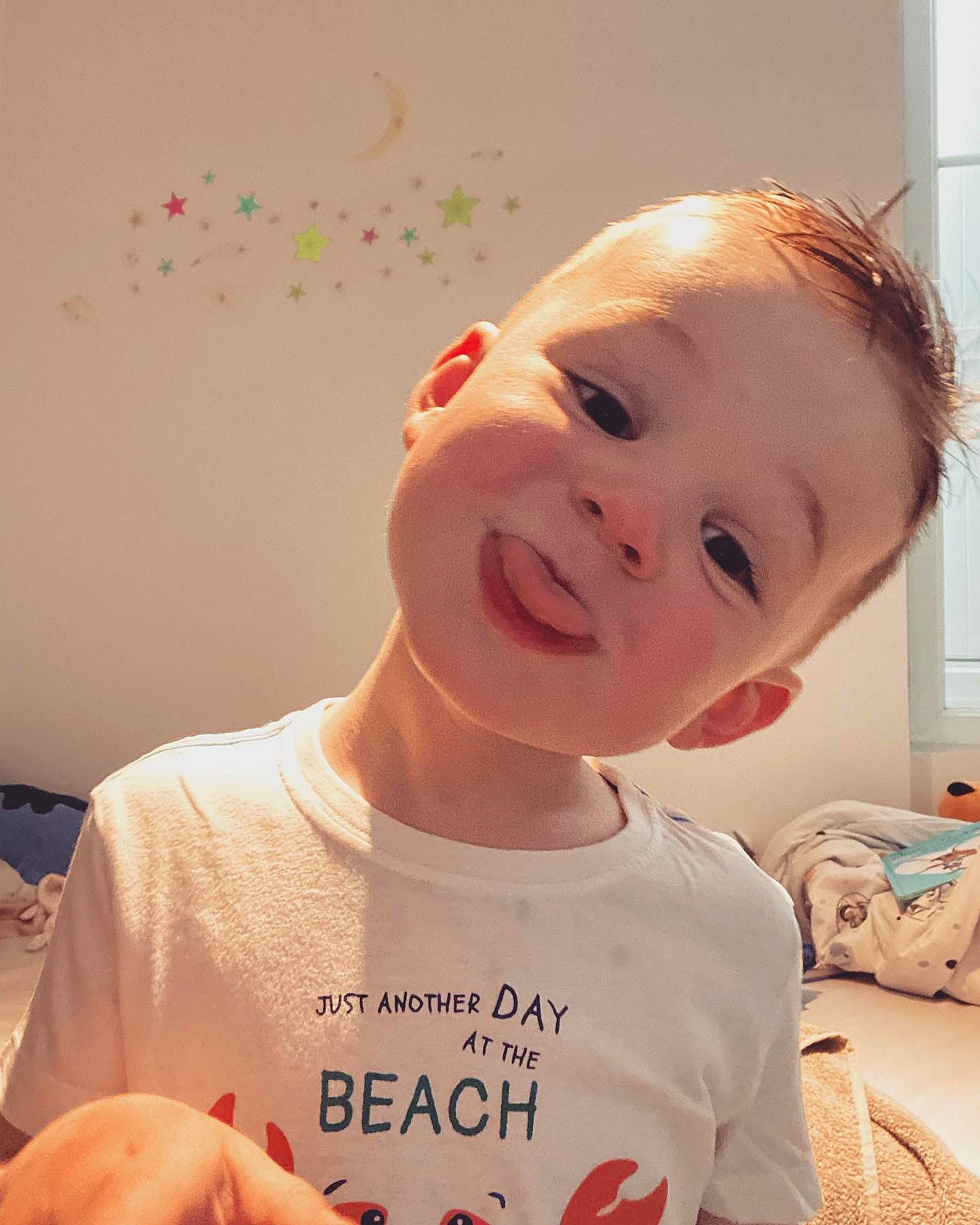 Tyméo participe au concours pour gagner de l'argent avec cette photo : baby_toddler_clothing, cheek, chest, chin, ear, eyebrow, eyelash, finger, gesture, happy, jaw, lip, mouth, neck, nose, person, skin, sleeve, smile, t_shirt