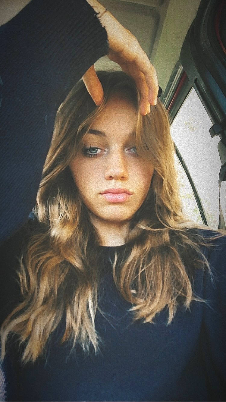 Raphaelle a rejoint le concours — aidez-le/la à gagner de superbes lots ! black_hair, blond, brown_hair, chin, electric_blue, eyebrow, eyelash, fashion_design, fashion_model, flash_photography, gesture, human_leg, jaw, layered_hair, lip, lipstick, long_hair, makeover, person, shoulder