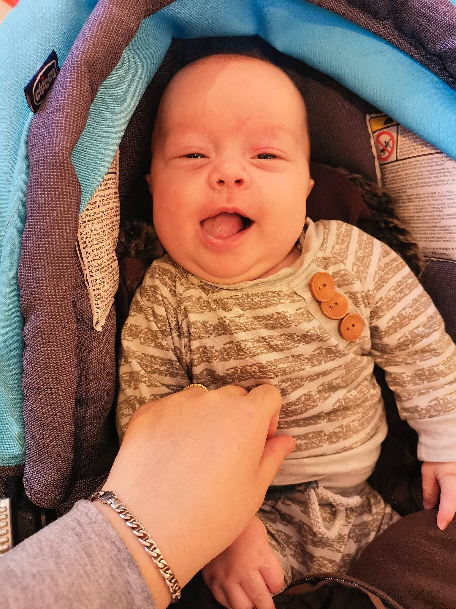 Santino participe au concours pour gagner de l'argent avec cette photo : baby, baby_in_car_seat, cheek, child, face, finger, hand, head, person, sitting, skin, smile, toddler