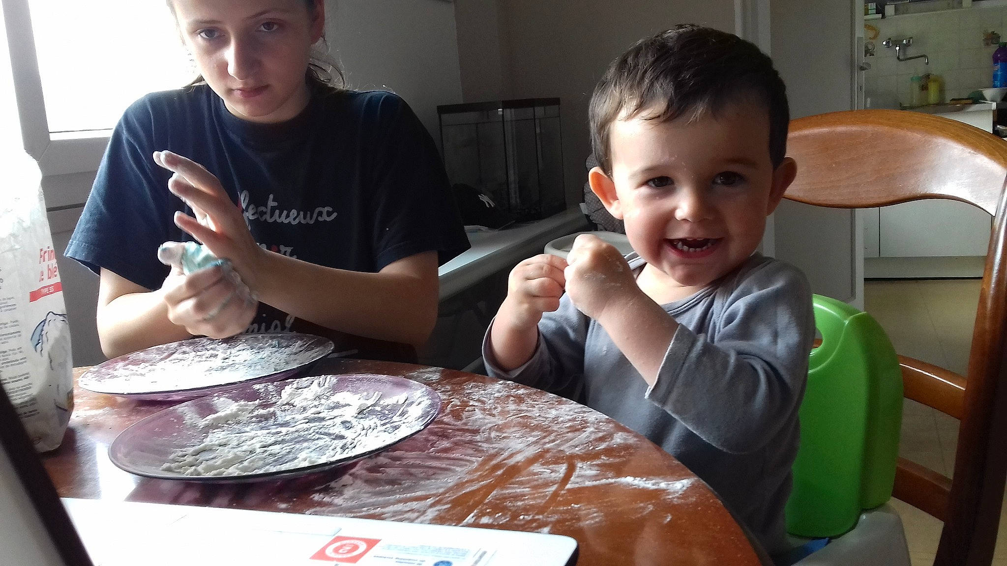 Timoté participe au concours pour gagner de l'argent avec cette photo : baked_goods, baking, breakfast, child, cuisine, dish, eating, finger_food, food, headwear, joy, lunch, meal, person, play, toddler, vacation