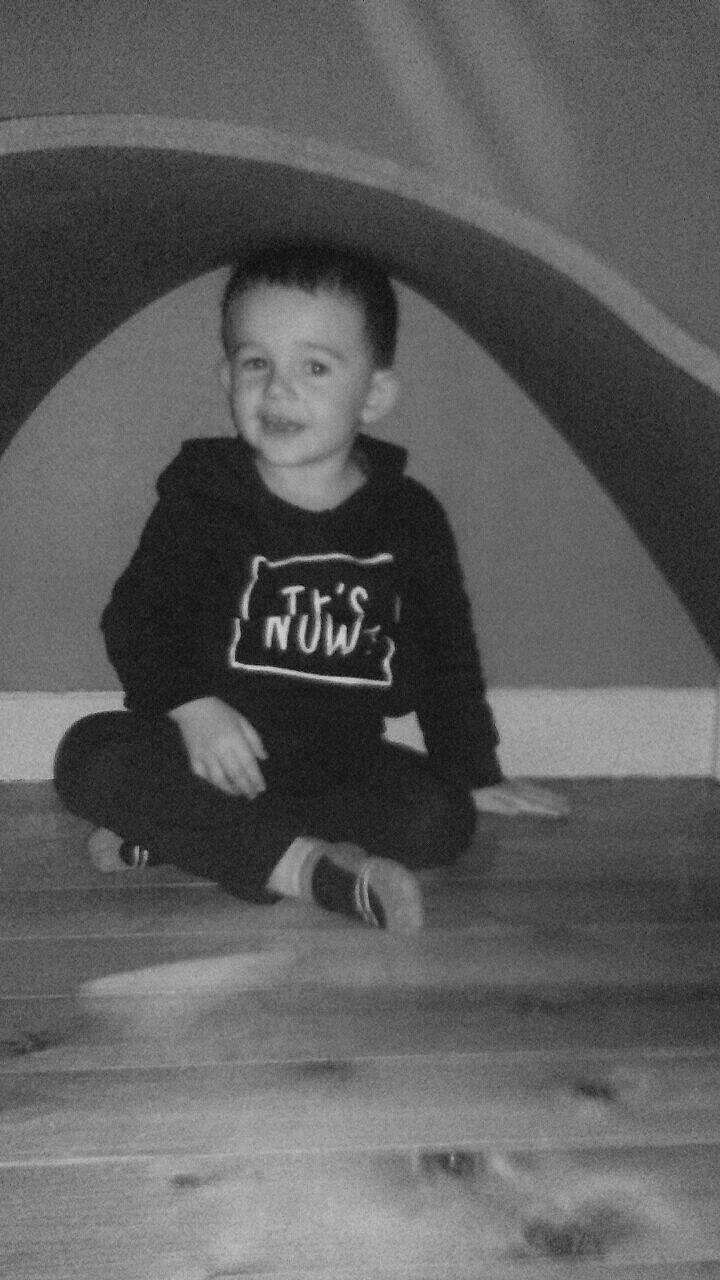 Timoté participe au concours pour gagner de l'argent avec cette photo : black, black_and_white, child, family, joy, leg, monochrome, person, photograph, photography, play, sitting, smile, snapshot, standing, style, toddler, white