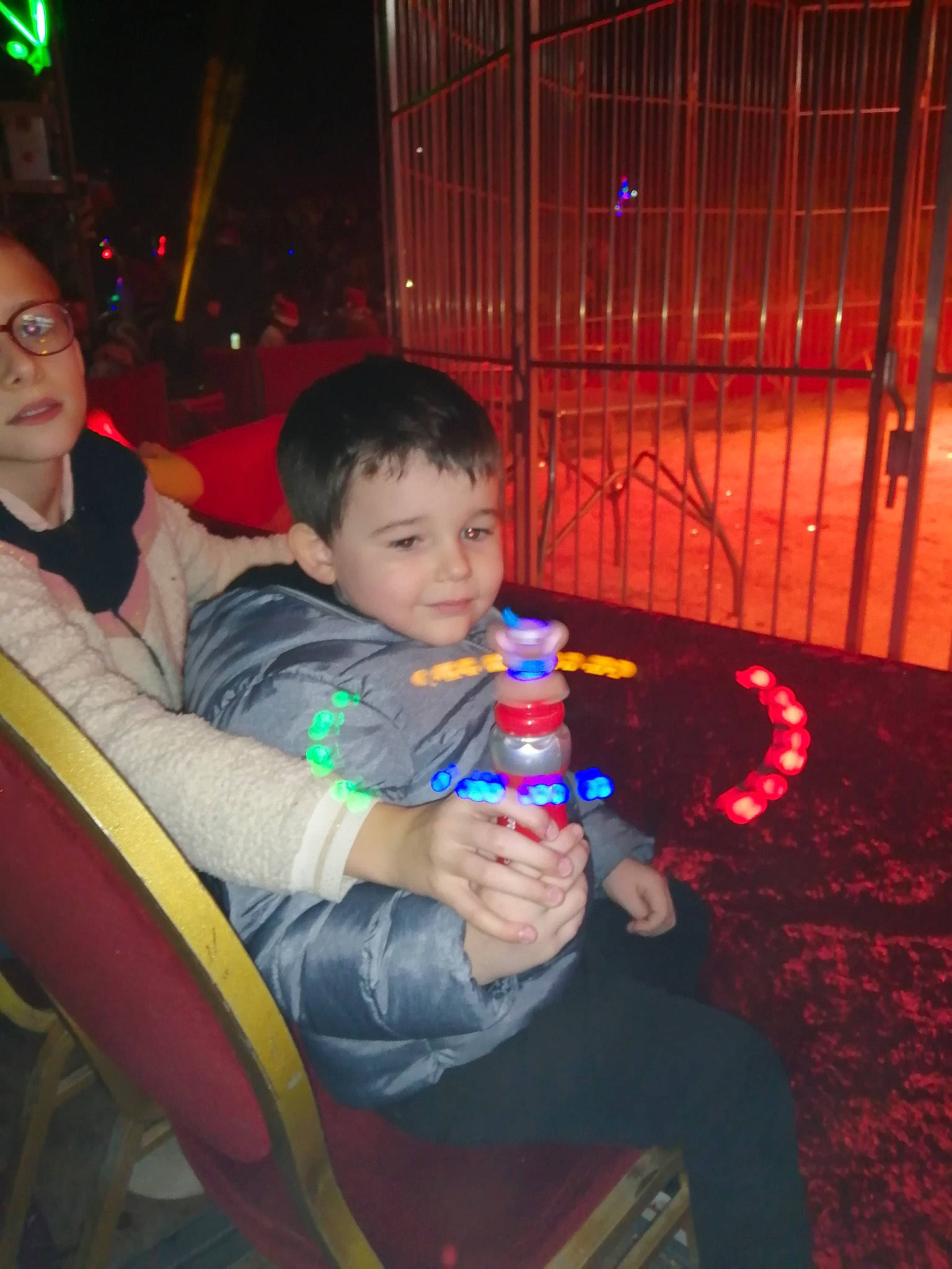 Timoté a rejoint le concours — aidez-le/la à gagner de superbes lots ! child, electronic_device, fun, games, joy, leisure, light, night, party, person, play, toddler, vacation