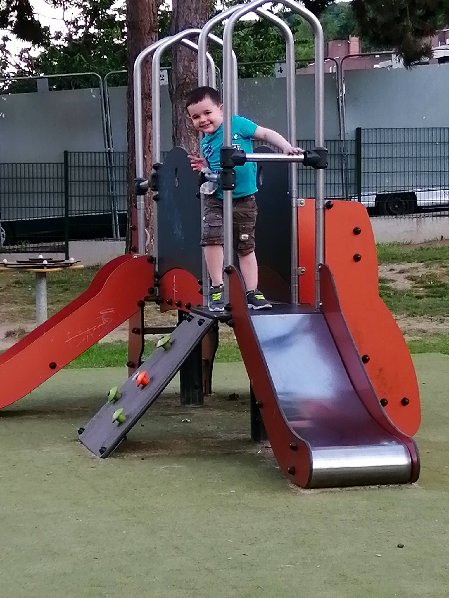 Timoté participe au concours pour gagner de l'argent avec cette photo : chute, city, fun, human_settlement, joy, leisure, outdoor_play_equipment, person, play, playground, playground_slide, public_space, recreation