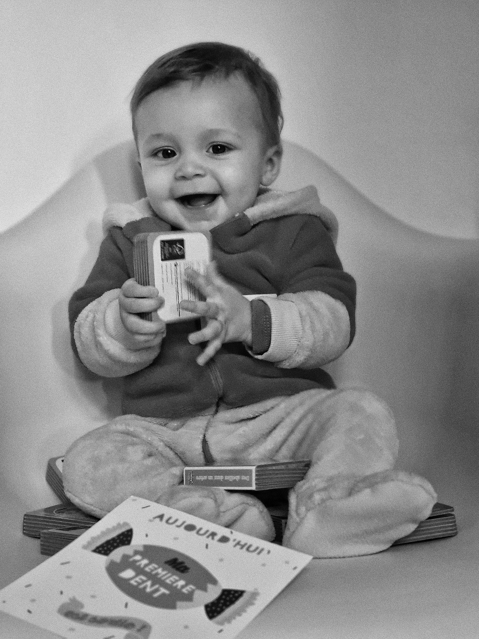 Milan a rejoint le concours — aidez-le/la à gagner de superbes lots ! baby, baby_toddler_clothing, black, black_and_white, cheek, comfort, face, gesture, happy, joy, leg, monochrome, monochrome_photography, person, photograph, sleeve, smile, standing, style, t_shirt