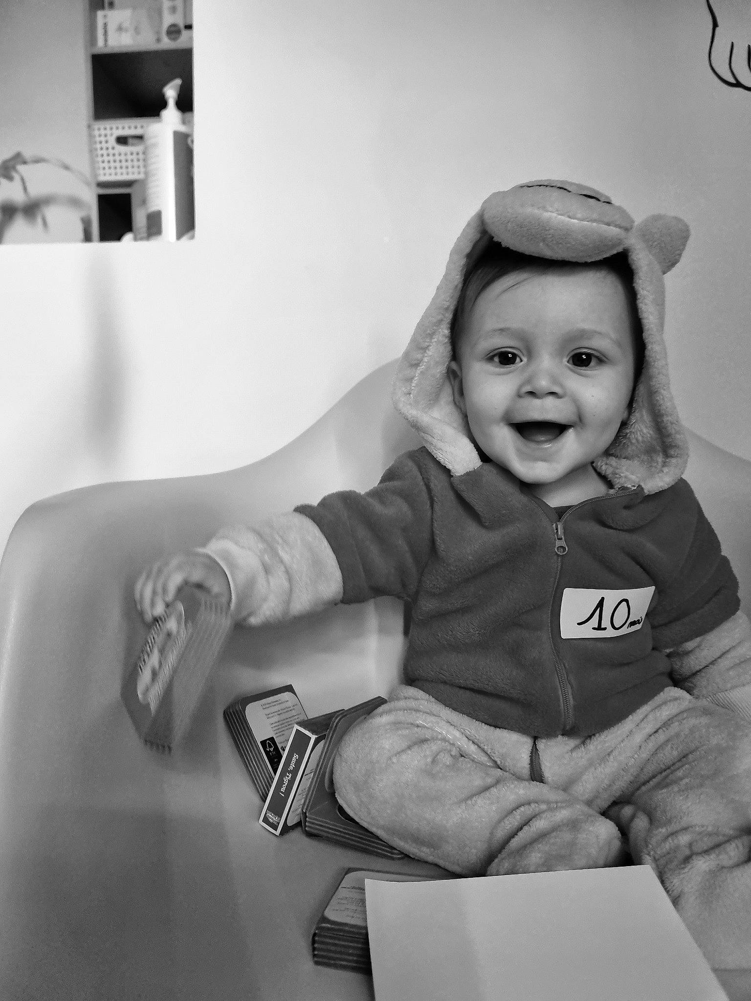 Milan participe au concours pour gagner de l'argent avec cette photo : baby, baby_toddler_clothing, black, black_and_white, child, comfort, elbow, eye, flash_photography, fun, gesture, hand, happy, monochrome, monochrome_photography, person, sleeve, smile, style, toddler