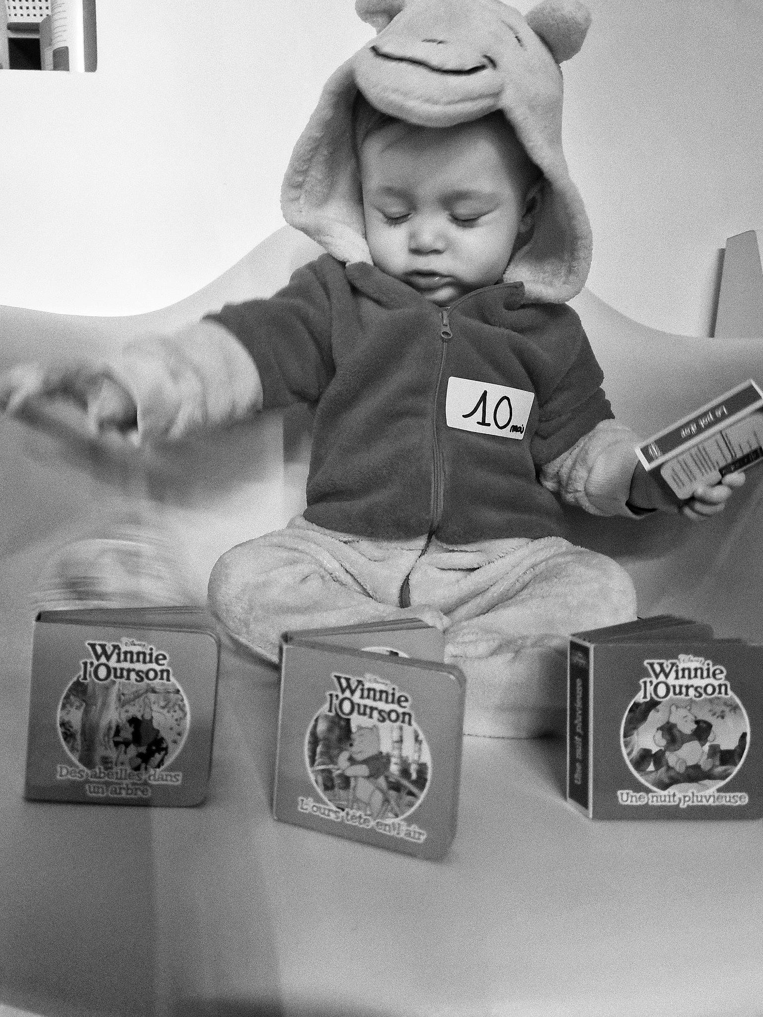 Milan participe au concours pour gagner de l'argent avec cette photo : baby, baby_toddler_clothing, black, black_and_white, child, font, gesture, happy, monochrome, monochrome_photography, people, person, photograph, room, sitting, sleeve, snapshot, stock_photography, style, toddler