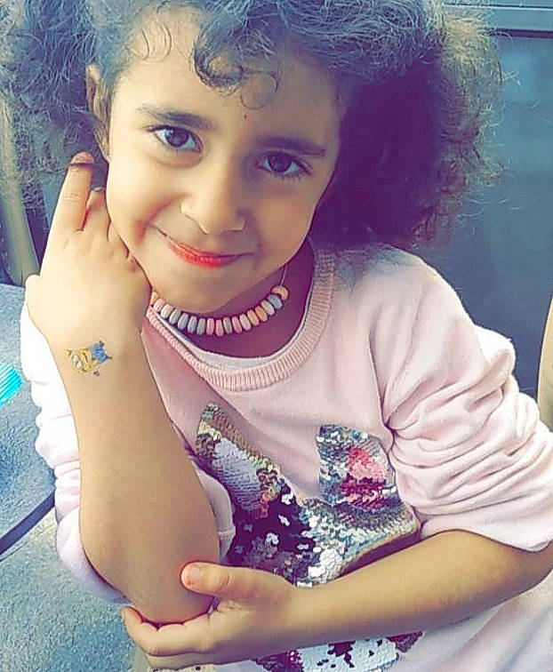 Iliana participe au concours pour gagner de l'argent avec cette photo : arm, beauty, black_hair, cheek, child, cool, eye, eyebrow, face, forehead, hair, hairstyle, hand, head, joy, lady, lip, nose, person, selfie