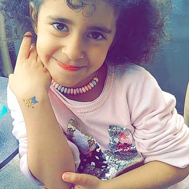 Iliana participe au concours pour gagner de l'argent avec cette photo : arm, beauty, black_hair, cheek, child, cool, eye, eyebrow, face, forehead, hair, hairstyle, hand, head, joy, lady, lip, nose, person, selfie