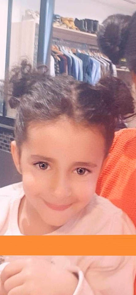 Iliana participe au concours pour gagner de l'argent avec cette photo : black_hair, brown_hair, child, chin, cool, ear, eye, eyebrow, face, forehead, hair, hairstyle, head, human, jaw, lip, nose, person, photography, selfie