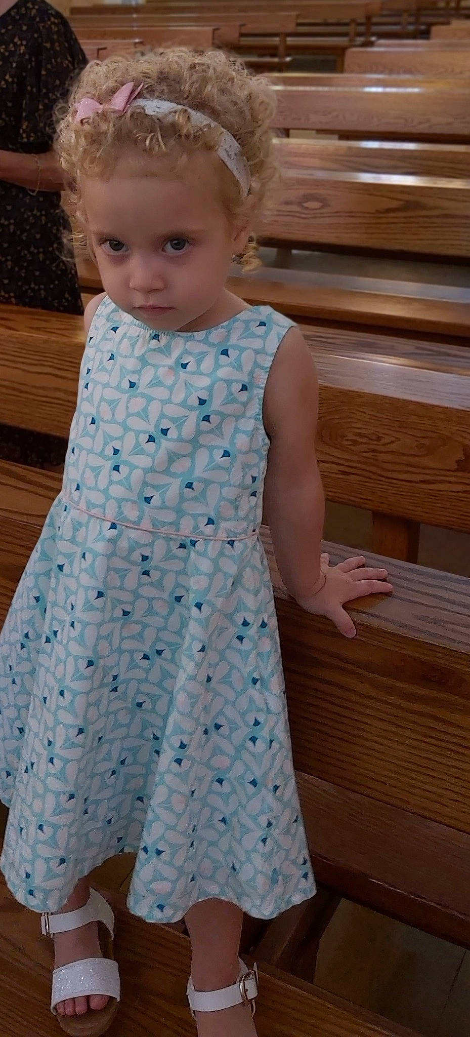 Yara a rejoint le concours — aidez-le/la à gagner de superbes lots ! azure, baby_toddler_clothing, child, day_dress, dress, electric_blue, face, facial_expression, fashion_design, formal_wear, hairstyle, one_piece_garment, outerwear, pattern, person, sleeve, standing, street_fashion, toddler, waist