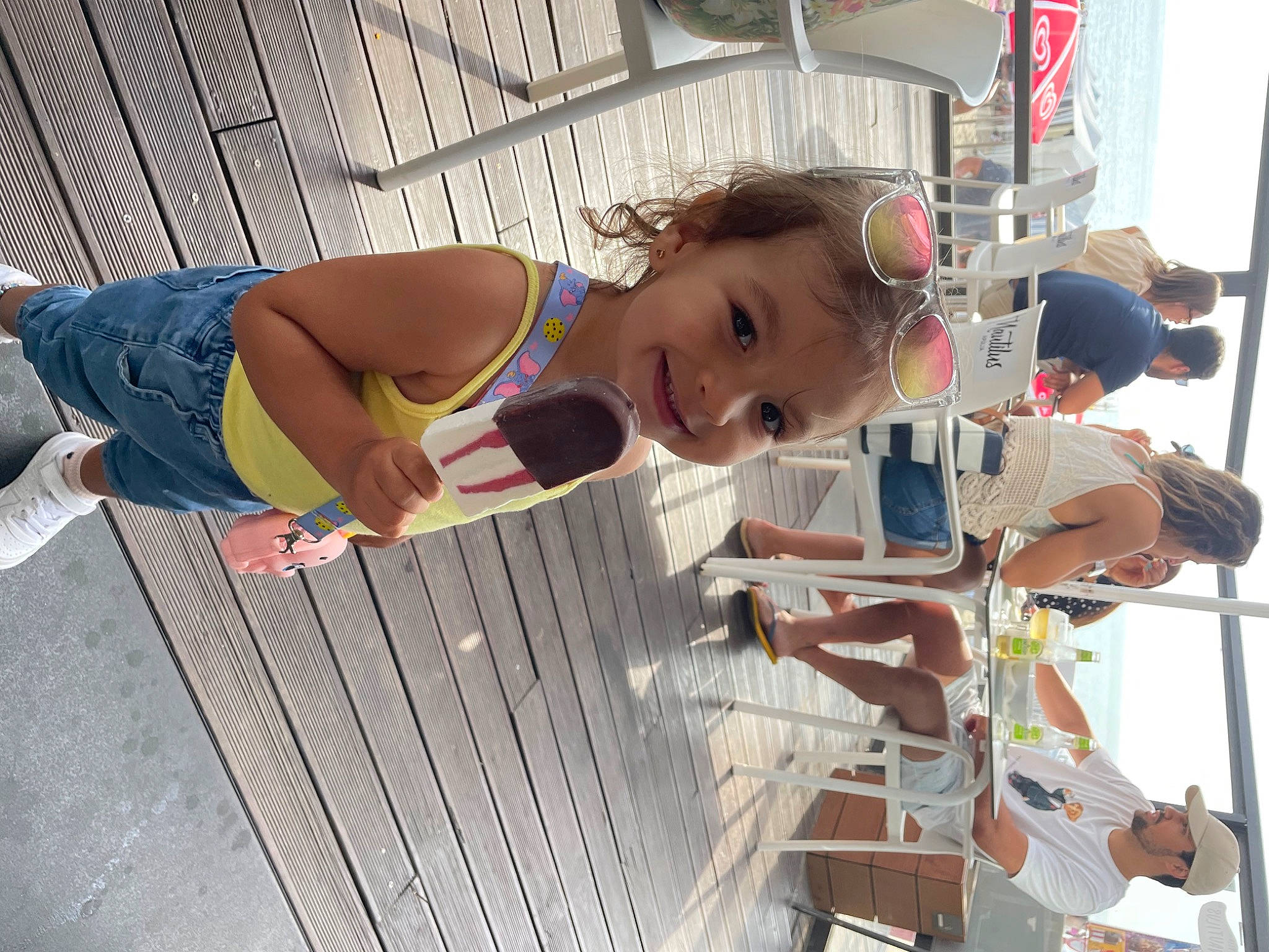 Lara a rejoint le concours — aidez-le/la à gagner de superbes lots ! baby, baby_products, chest, child, flooring, fun, headwear, human_leg, joy, leisure, person, recreation, room, sky, smile, thigh, toddler, toy, vacation, wood