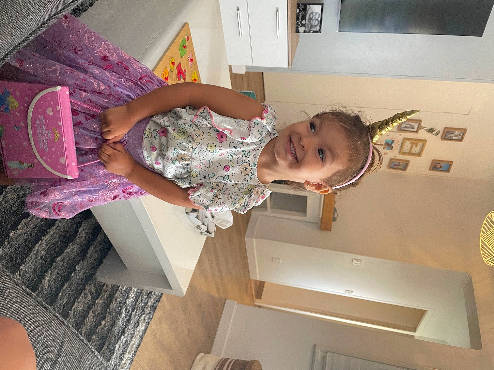 Lara a rejoint le concours — aidez-le/la à gagner de superbes lots ! baby, baby_toddler_clothing, building, ceiling, child, comfort, fun, happy, joy, magenta, pattern, person, room, smile, stairs, thigh, toddler, wood