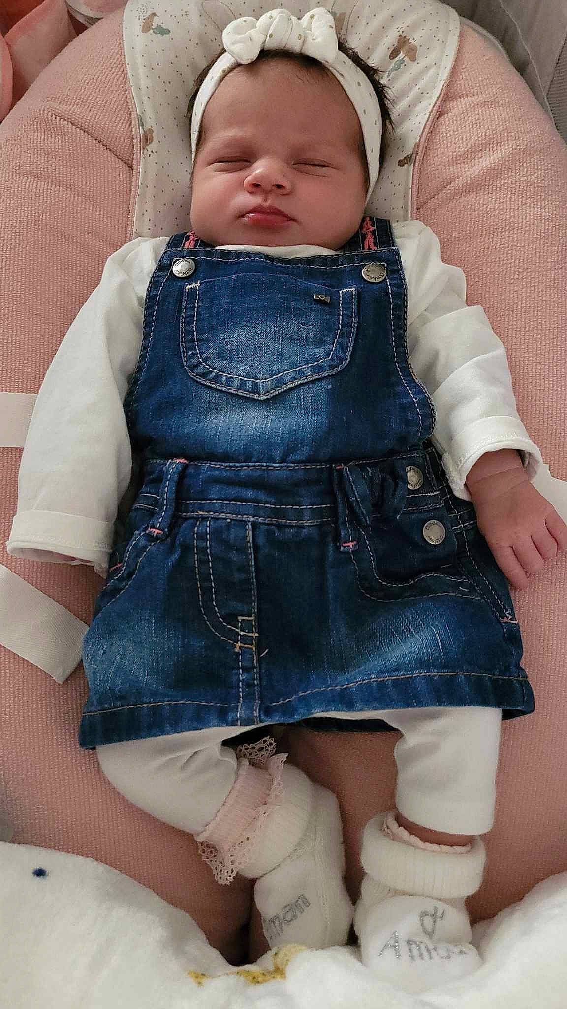 Louna participe au concours pour gagner de l'argent avec cette photo : baby, baby_toddler_clothing, blue, cheek, child, collar, comfort, human_leg, joint, knee, leg, outerwear, pattern, person, product, skin, sleeve, textile, thigh, toddler