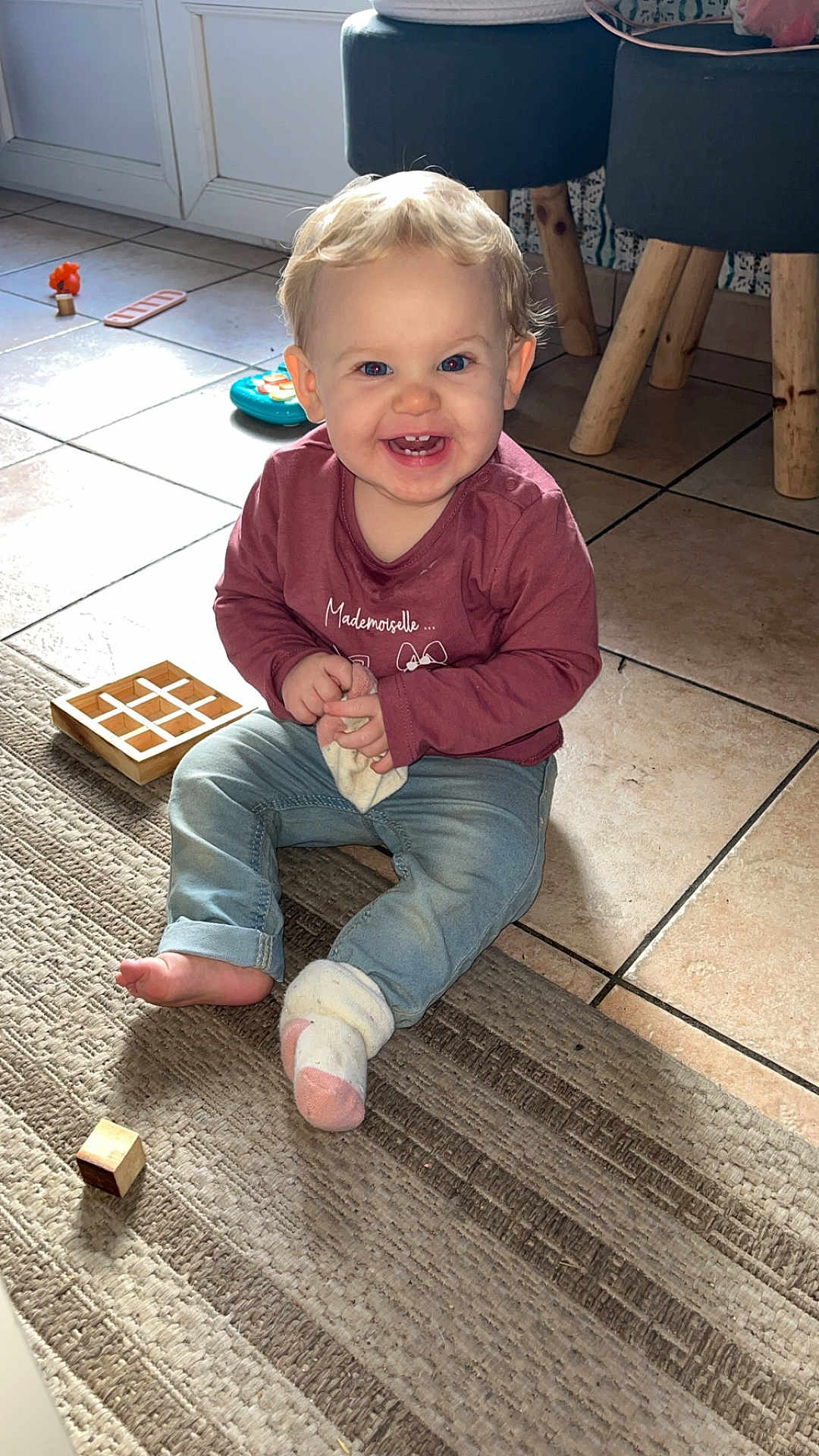 Aryah participe au concours pour gagner de l'argent avec cette photo : baby, carpet, child, cute, face, floor, furniture, happy, home, indoor, jeans, light, person, play, shirt, sitting, smiling, sock, toddler, toy