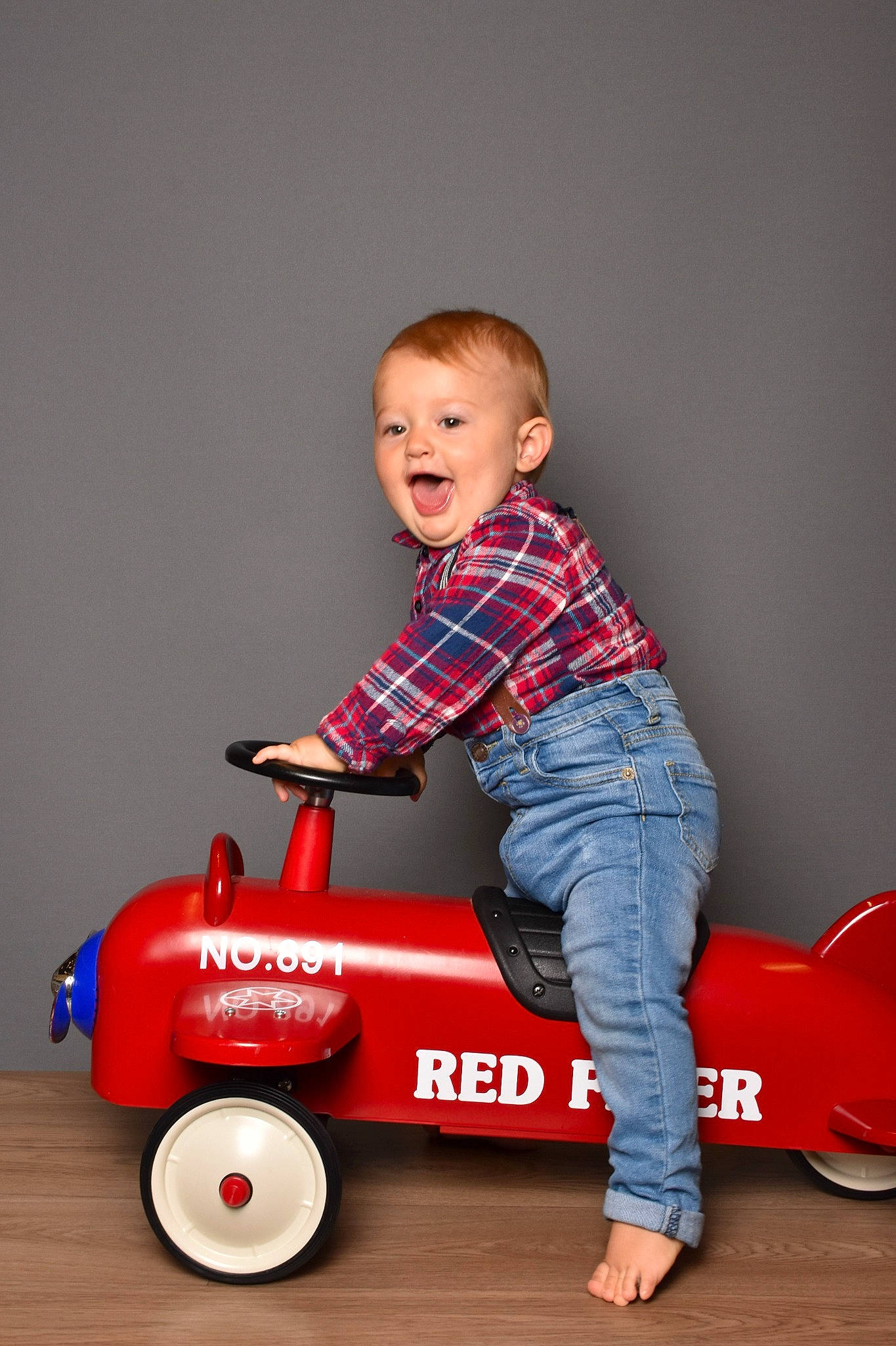 Nathanaël a rejoint le concours — aidez-le/la à gagner de superbes lots ! arm, automotive_design, automotive_tire, baby_toddler_clothing, child, flooring, happy, leg, person, product, red, riding_toy, rolling, sleeve, smile, tire, toddler, toy, vehicle, wheel