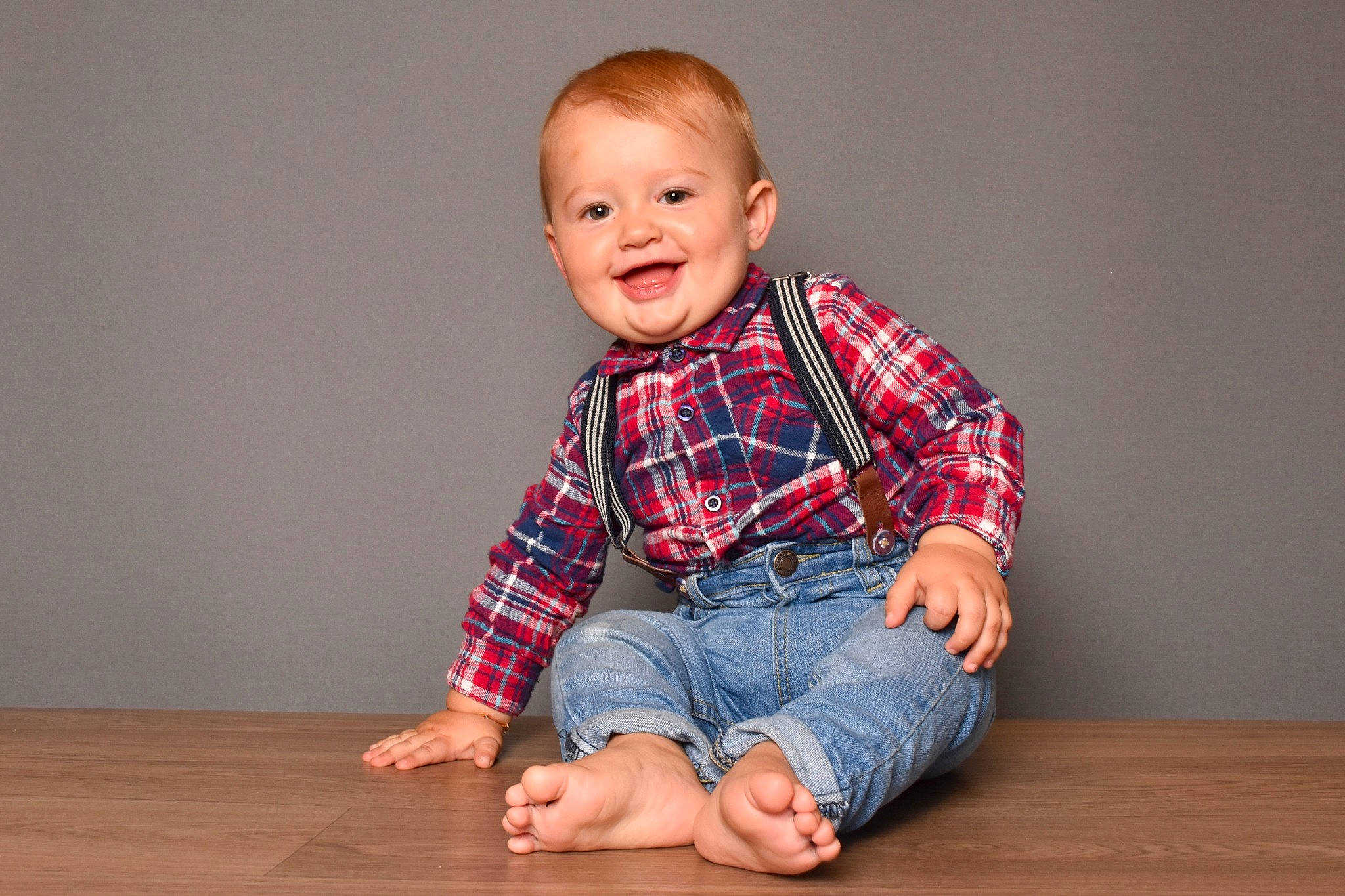 Nathanaël a rejoint le concours — aidez-le/la à gagner de superbes lots ! baby, baby_toddler_clothing, cheek, collar, denim, dress_shirt, flash_photography, floor, flooring, happy, hardwood, jeans, joy, leg, pattern, person, plaid, sleeve, smile, t_shirt