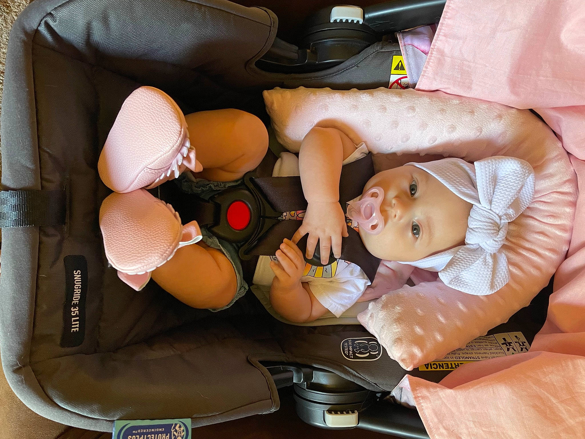 Haizley is registered to the contest to win money with this photo: abdomen, arm, auto_part, automotive_design, baby, baby_products, car_seat, chest, child, comfort, elbow, hairstyle, happy, headwear, human_leg, lap, nail, person, sitting, thigh