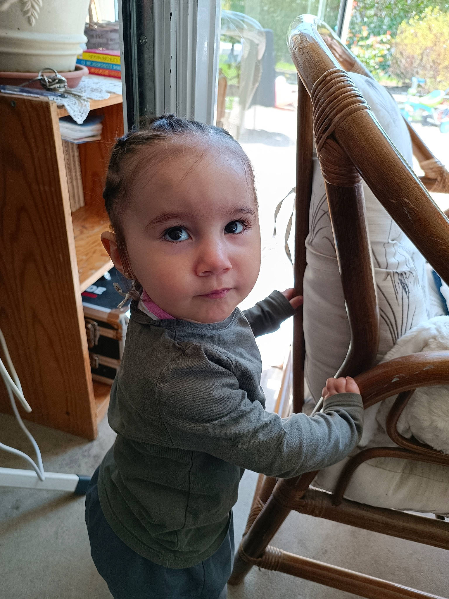 Théa a rejoint le concours — aidez-le/la à gagner de superbes lots ! baby, baby_toddler_clothing, chair, child, comfort, door, finger, flooring, fun, lap, leisure, person, product, room, sitting, skin, sleeve, toddler, vacation, wood